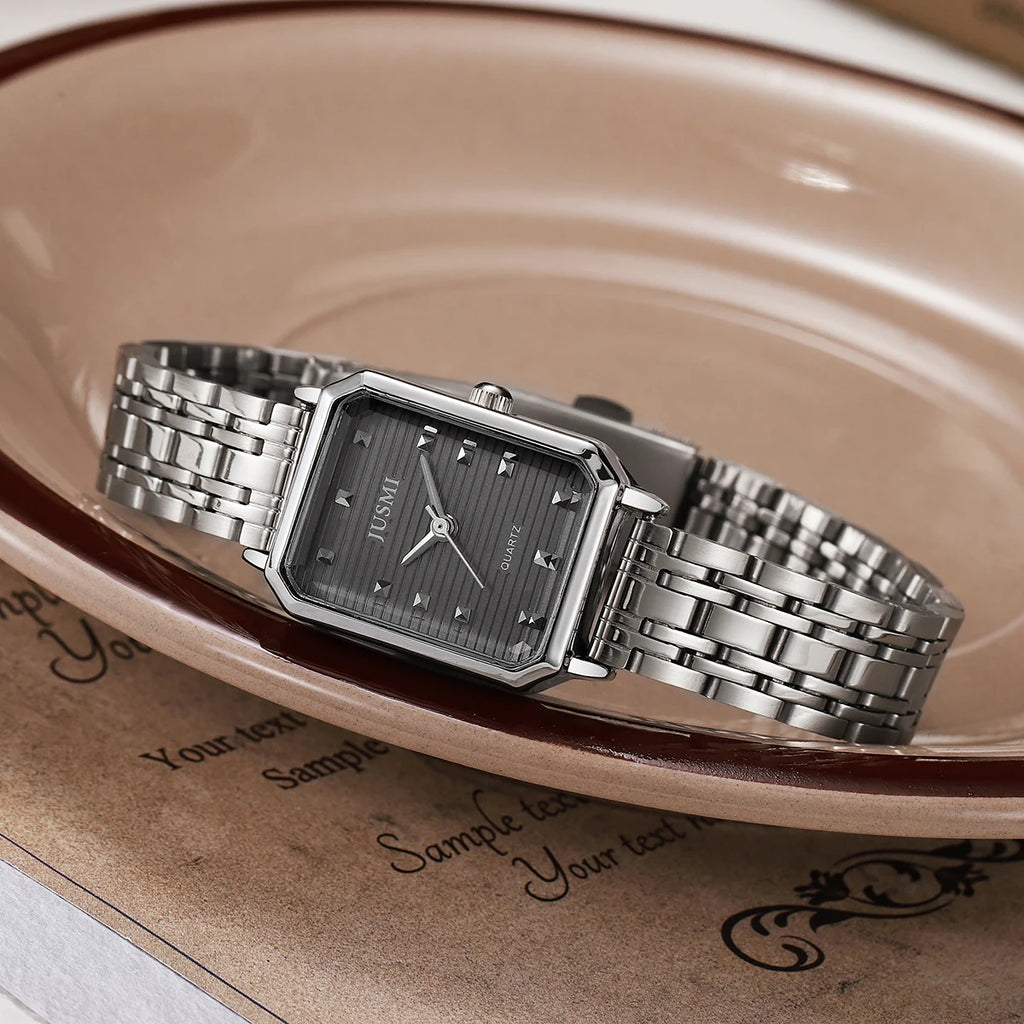 ساعة كوارتز نسائية فاخرة وأنيقة مصنوعة من سبيكة معدنية رائعة، مناسبة كهدية للهالوين أو الكريسماس