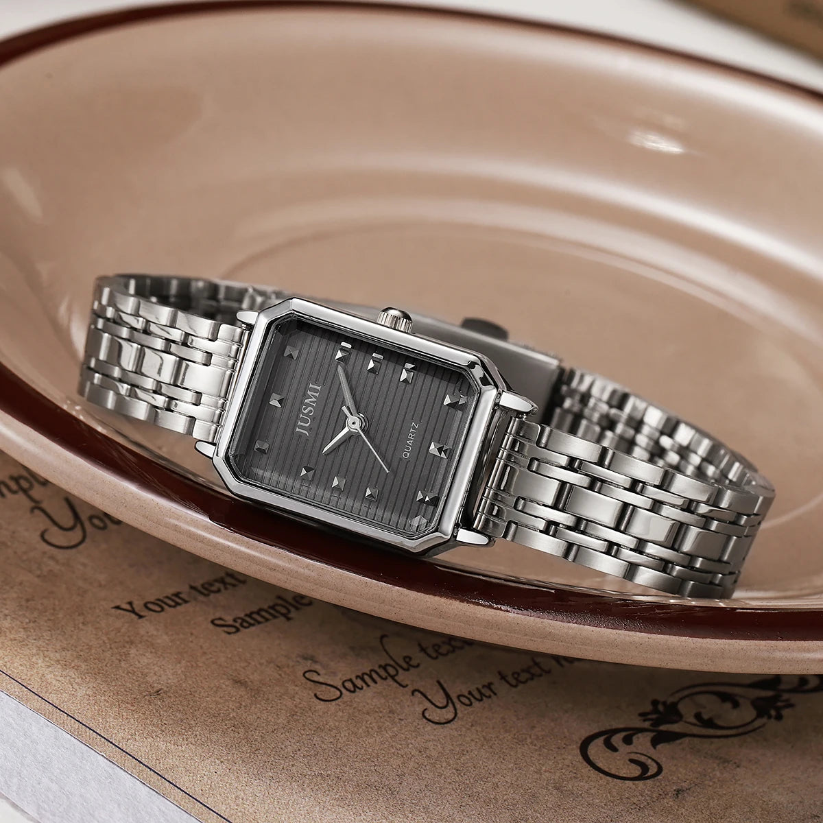 ساعة كوارتز نسائية فاخرة وأنيقة مصنوعة من سبيكة معدنية رائعة، مناسبة كهدية للهالوين أو الكريسماس