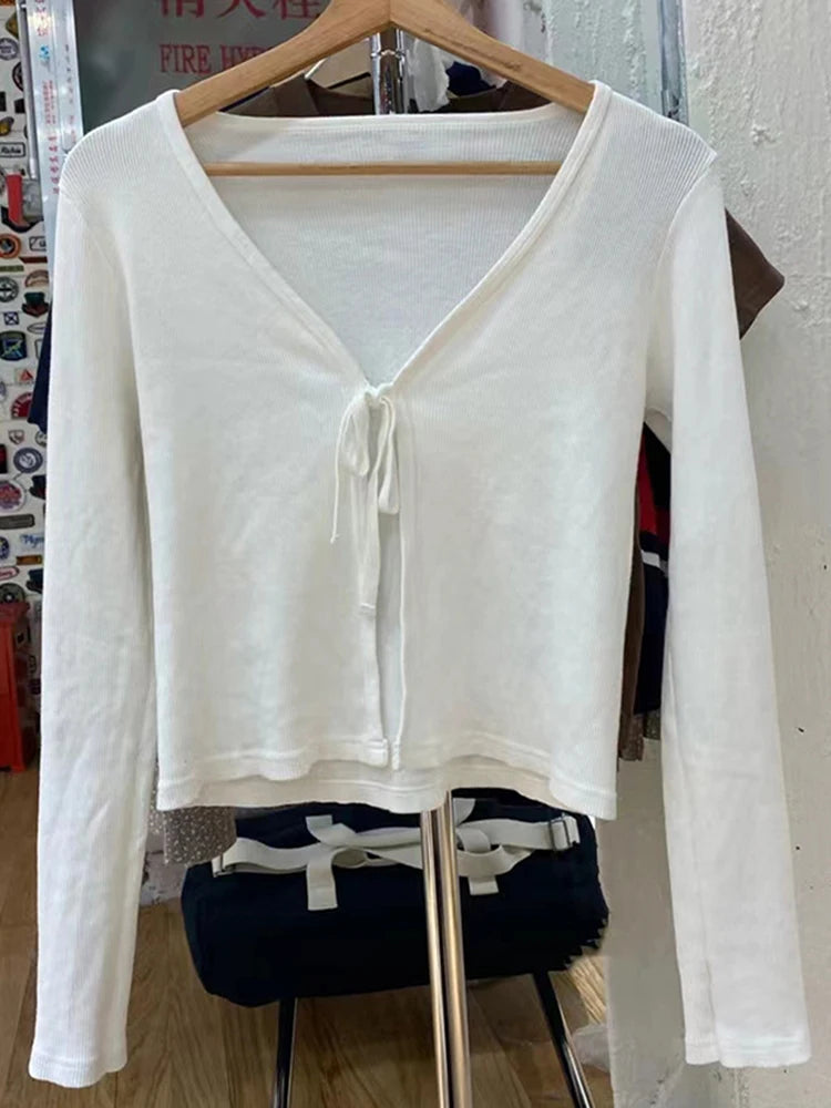 تيشيرتات نسائية كاجوال سادة ضيقة، صيفية 2022، مثيرة، بياقة على شكل حرف V، برباط، قطن مضلع، قصيرة، بتصميم Y2k، لطيفة، بأكمام طويلة.