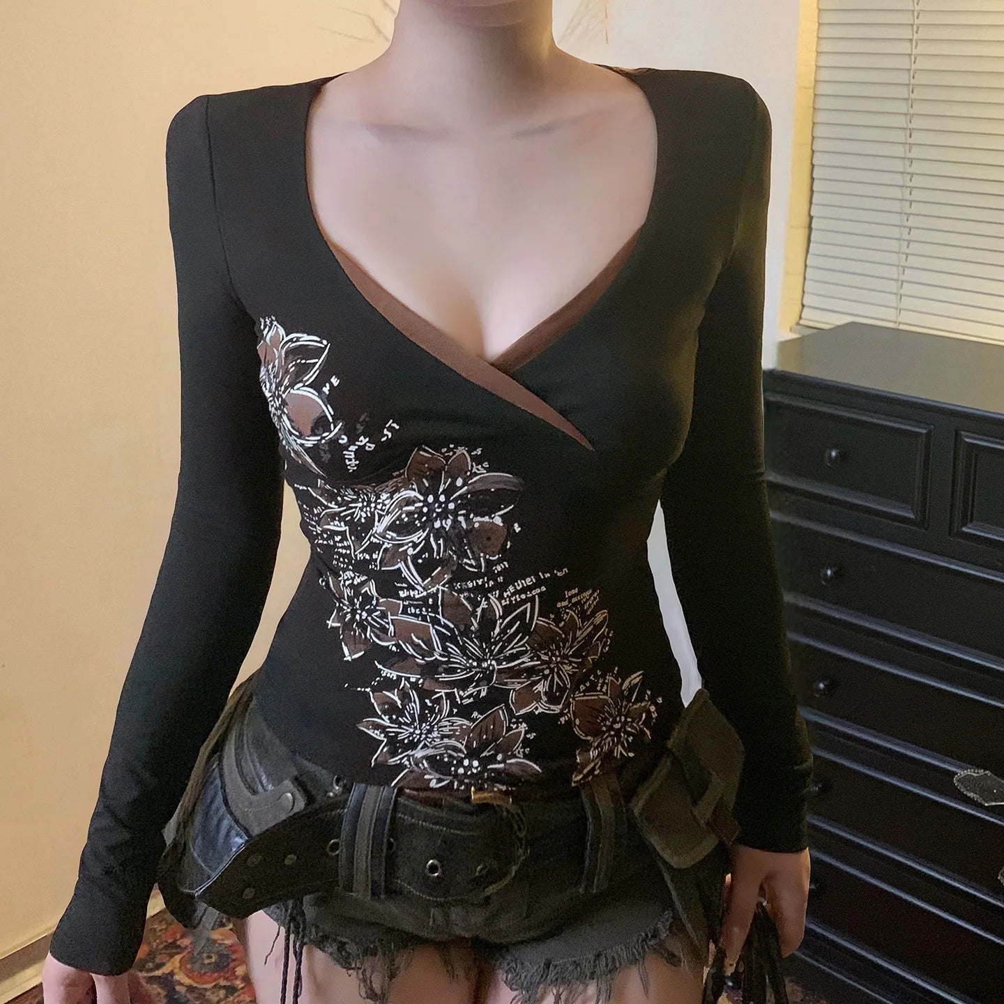 تي شيرت Y2K Millennium Spicy Girl Retro Floral Print Autumn بأكمام طويلة وقصّة صدر متقاطعة وفتحة رقبة على شكل حرف V