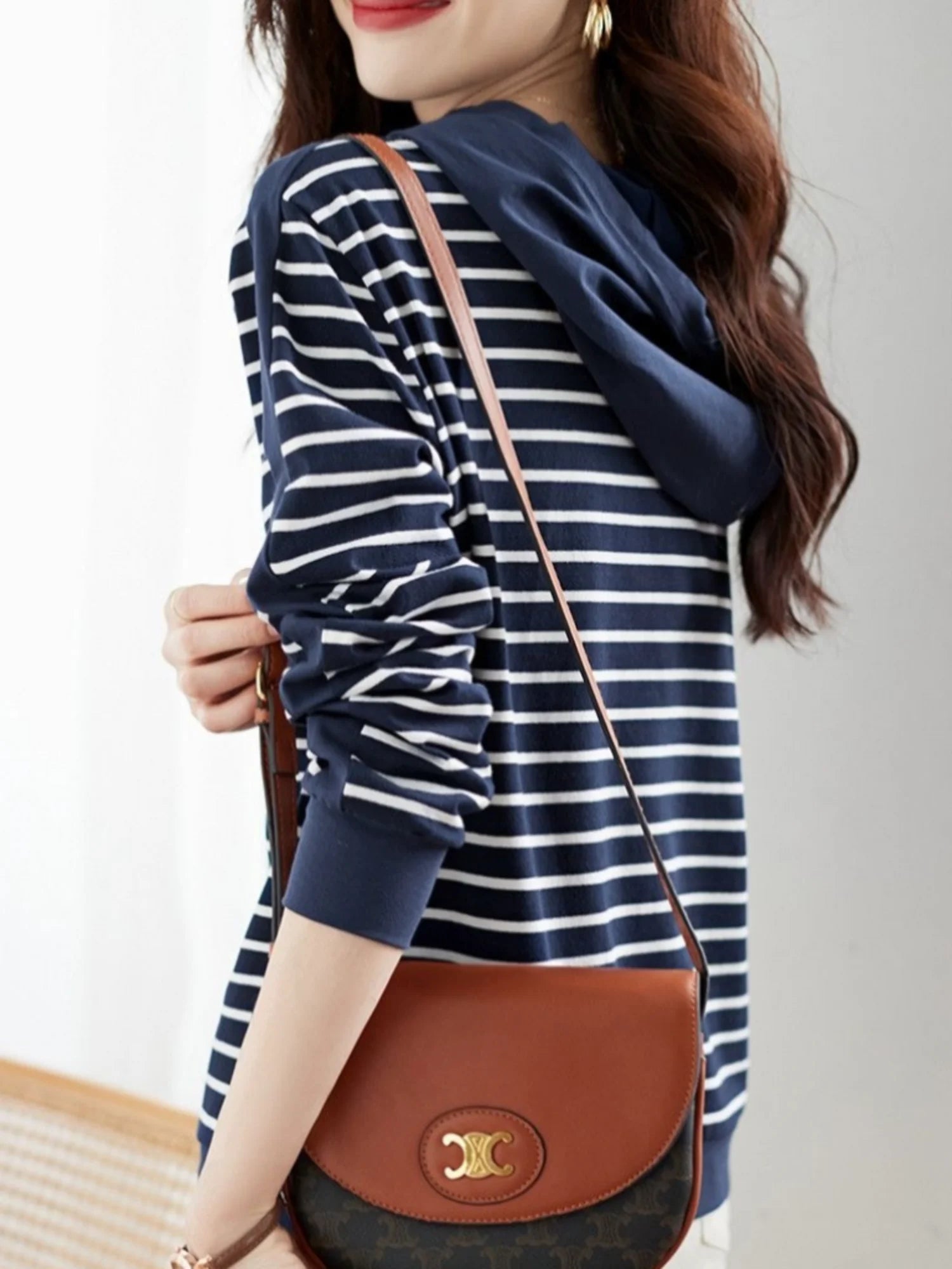 تي شيرت نسائي جديد فضفاض بأكمام طويلة ومخطط بغطاء للرأس للربيع والخريف، قميص سفلي نحيف، بلوزة مزاجية للنساء