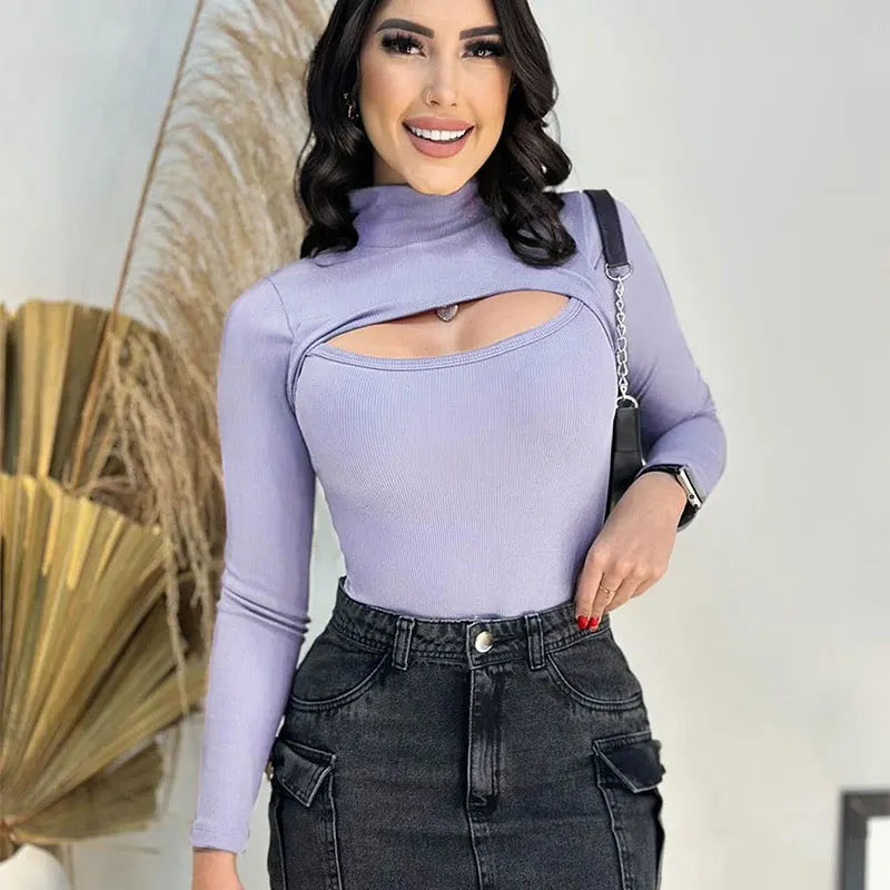 تيشيرت نسائي عصري جديد لخريف وشتاء هذا العام، بتصميم مثير ومفرغ، بياقة عالية، مناسب للإطلالات الكاجوال، بقصة ضيقة وأكمام طويلة.