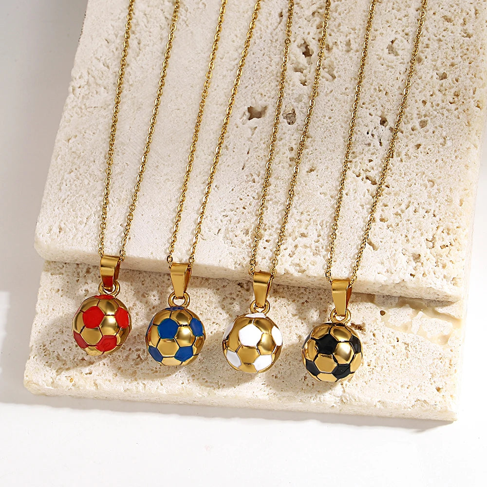 قلادة كرة قدم ثلاثية الأبعاد من Greatera مصنوعة من الفولاذ المقاوم للصدأ على شكل كرة قدم للأمهات للرجال والنساء سلسلة مطلية بالذهب ومجوهرات مقاومة للماء
