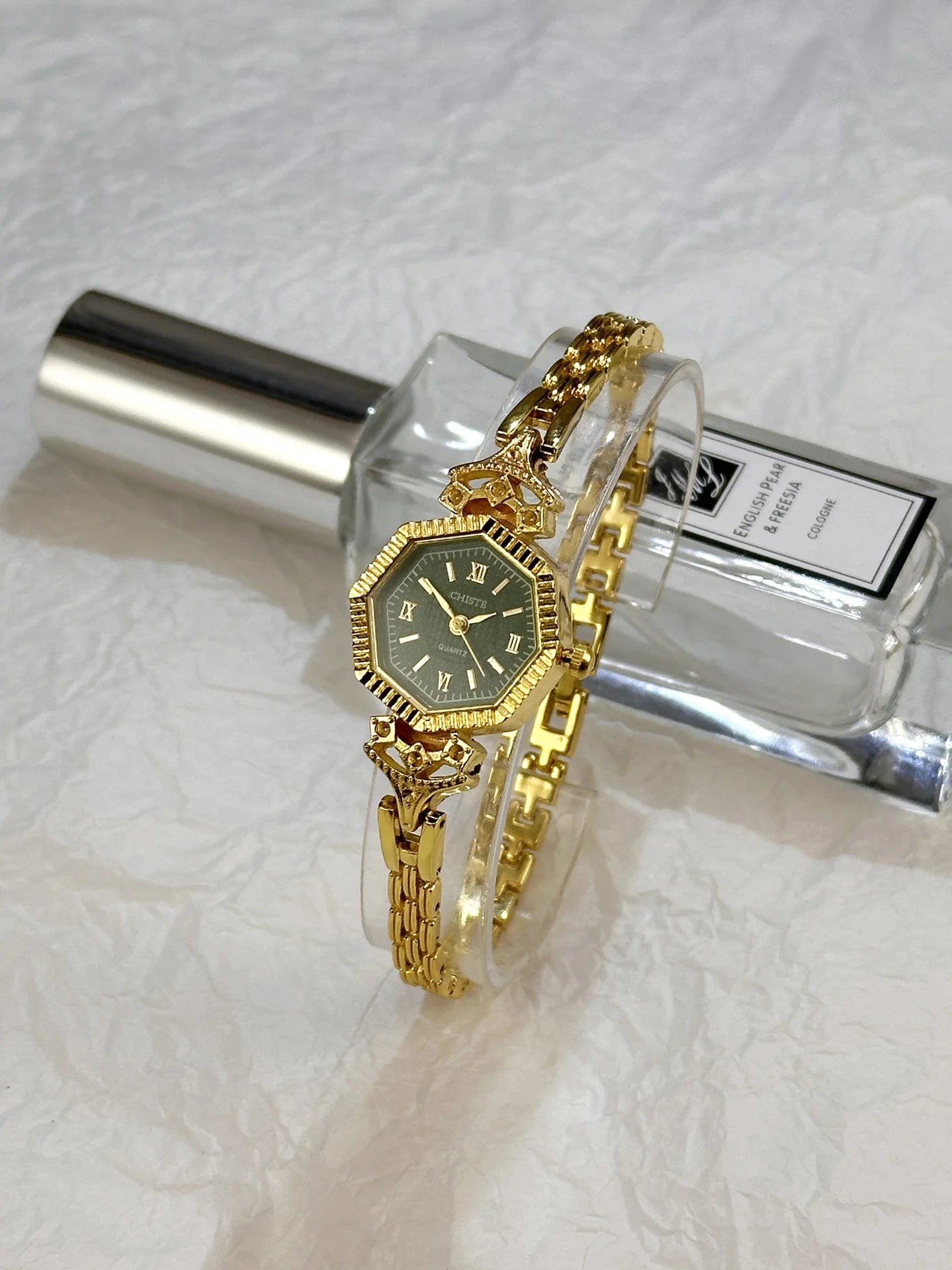 ساعة يد نسائية فاخرة من ماركة مشهورة، بمينا بيضاوي، أنيقة، صغيرة الحجم، بسوار ذهبي رفيع، تعمل بحركة كوارتز، هدية مثالية، خدمة توصيل مباشرة.