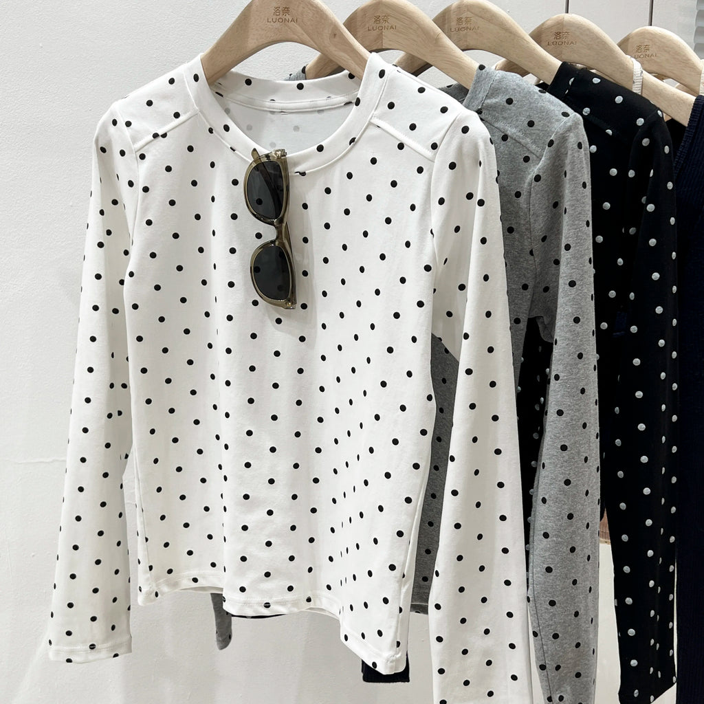 تي شيرت AOSSVIAO 2025 الكوري الجميل المنقط بالبولكا للنساء، تي شيرتات كاجوال بأكمام طويلة ورقبة دائرية، تي شيرتات جديدة ضيقة ومثيرة في أوائل الخريف