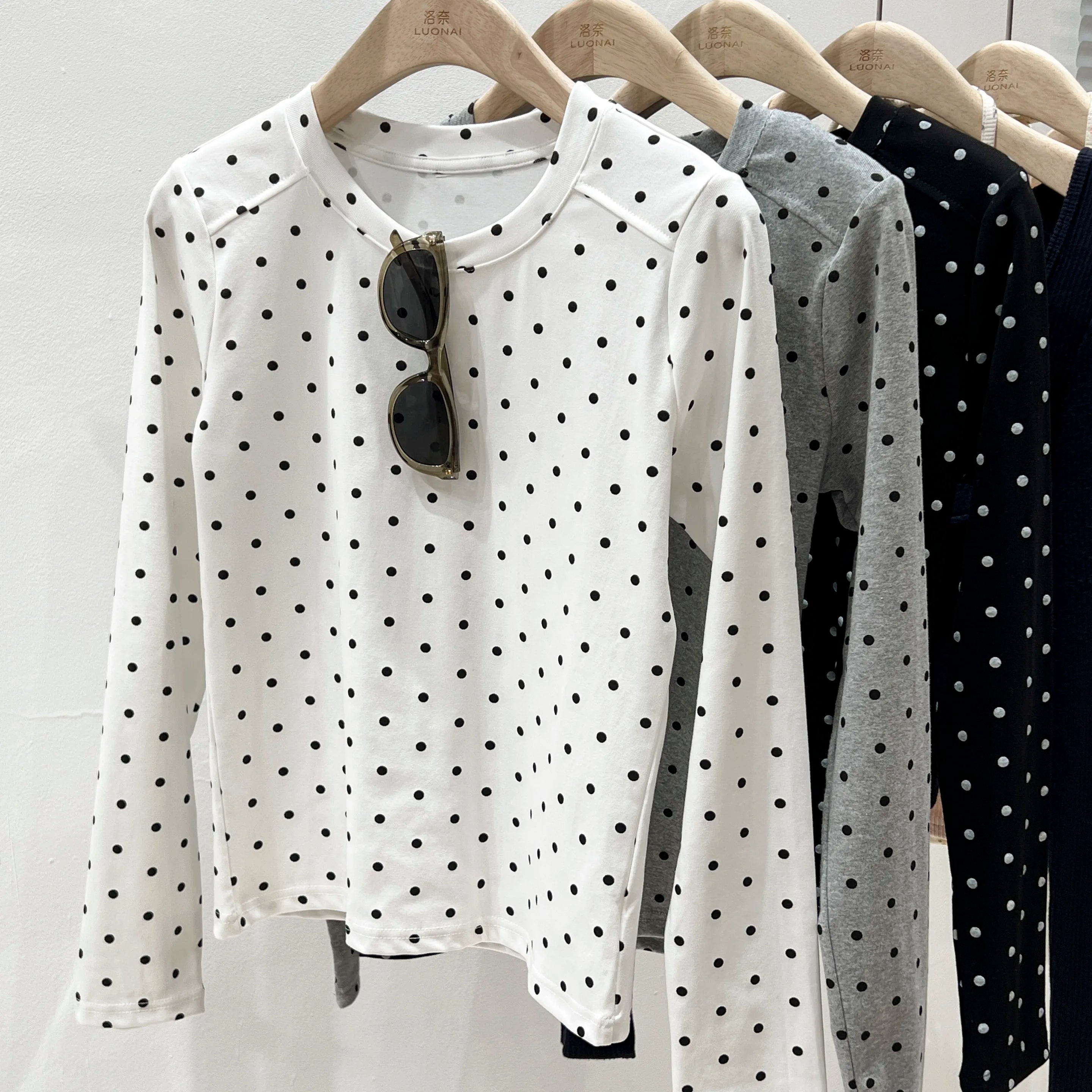 تي شيرت AOSSVIAO 2025 الكوري الجميل المنقط بالبولكا للنساء، تي شيرتات كاجوال بأكمام طويلة ورقبة دائرية، تي شيرتات جديدة ضيقة ومثيرة في أوائل الخريف