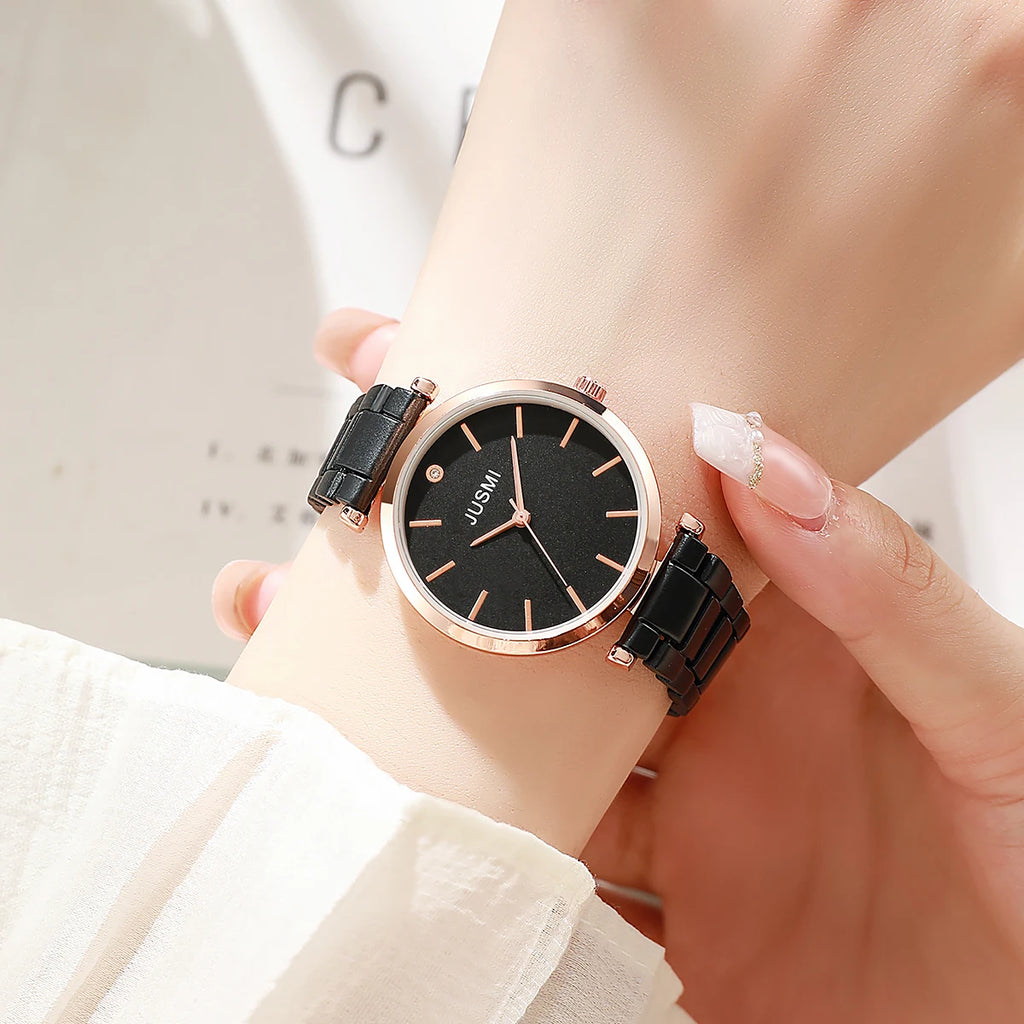 ساعة يد نسائية أنيقة مصنوعة من السيليكون بتصميم مستوحى من الخيزران، مزودة بميناء على شكل قضيب، وهي مناسبة كهدية عيد ميلاد، أو هدية ذكرى زواج، أو للاستخدام اليومي.