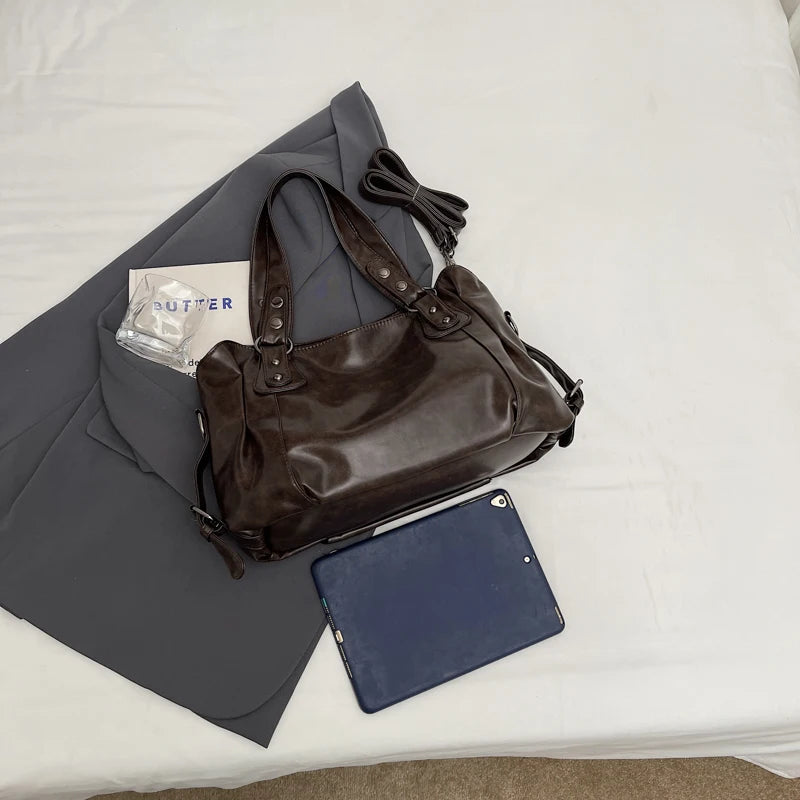 حقيبة كتف نسائية كبيرة الحجم من البولي يوريثان بلون نقي من قطعة واحدة