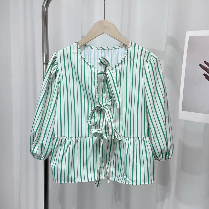 قميص نسائي مخطط كاجوال، برباط أمامي، ياقة دائرية، أكمام قصيرة، بلوزة نسائية كلاسيكية من مجموعة ربيع وصيف 2025، فضفاضة، ملابس خارجية نسائية