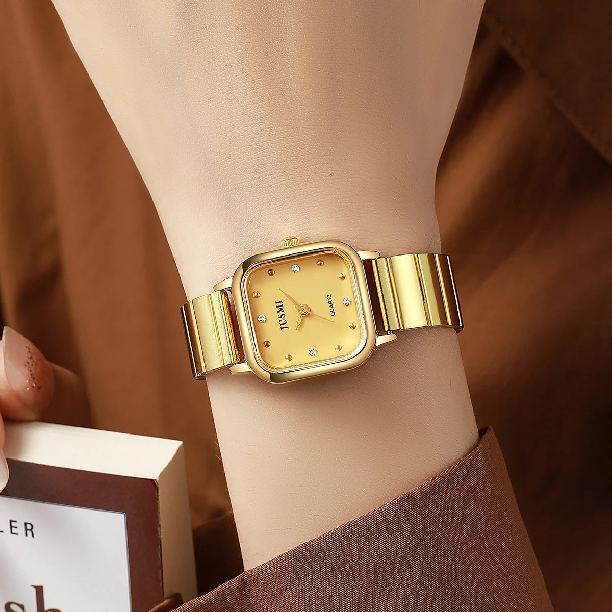 ساعة كوارتز نسائية أنيقة وبسيطة، مصنوعة من سبيكة معدنية، مناسبة كهدية للهالوين أو عيد الميلاد.