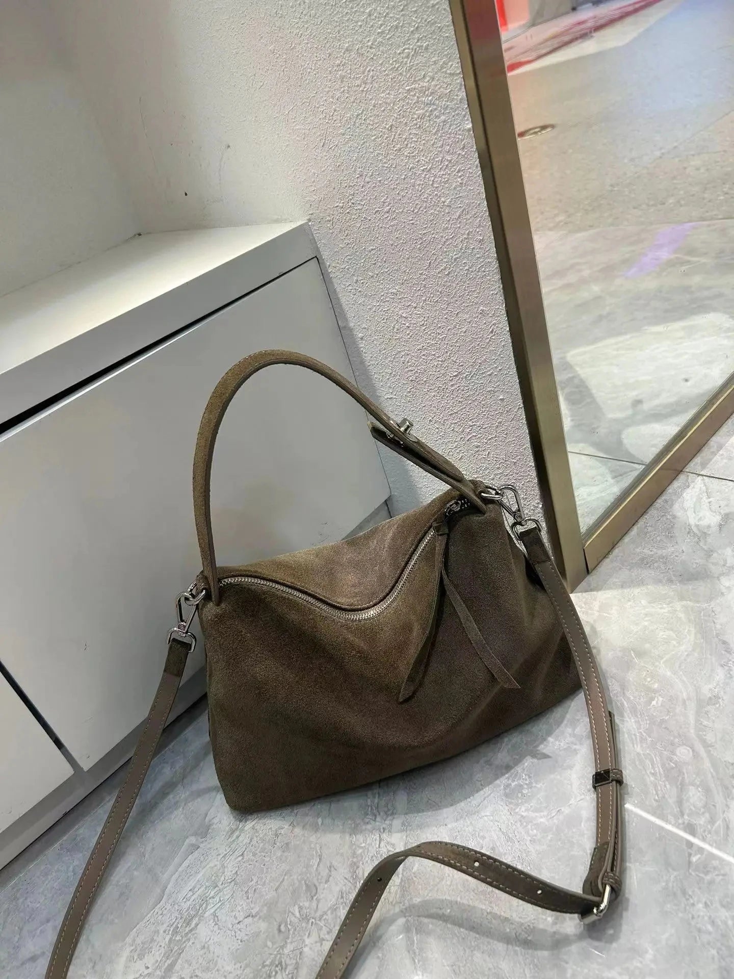 حقيبة يد نسائية فاخرة من الجلد السويدي الناعم غير اللامع بتصميم بوسطن كبير الحجم لفصل الخريف والشتاء، حقيبة كتف متقاطعة للنساء