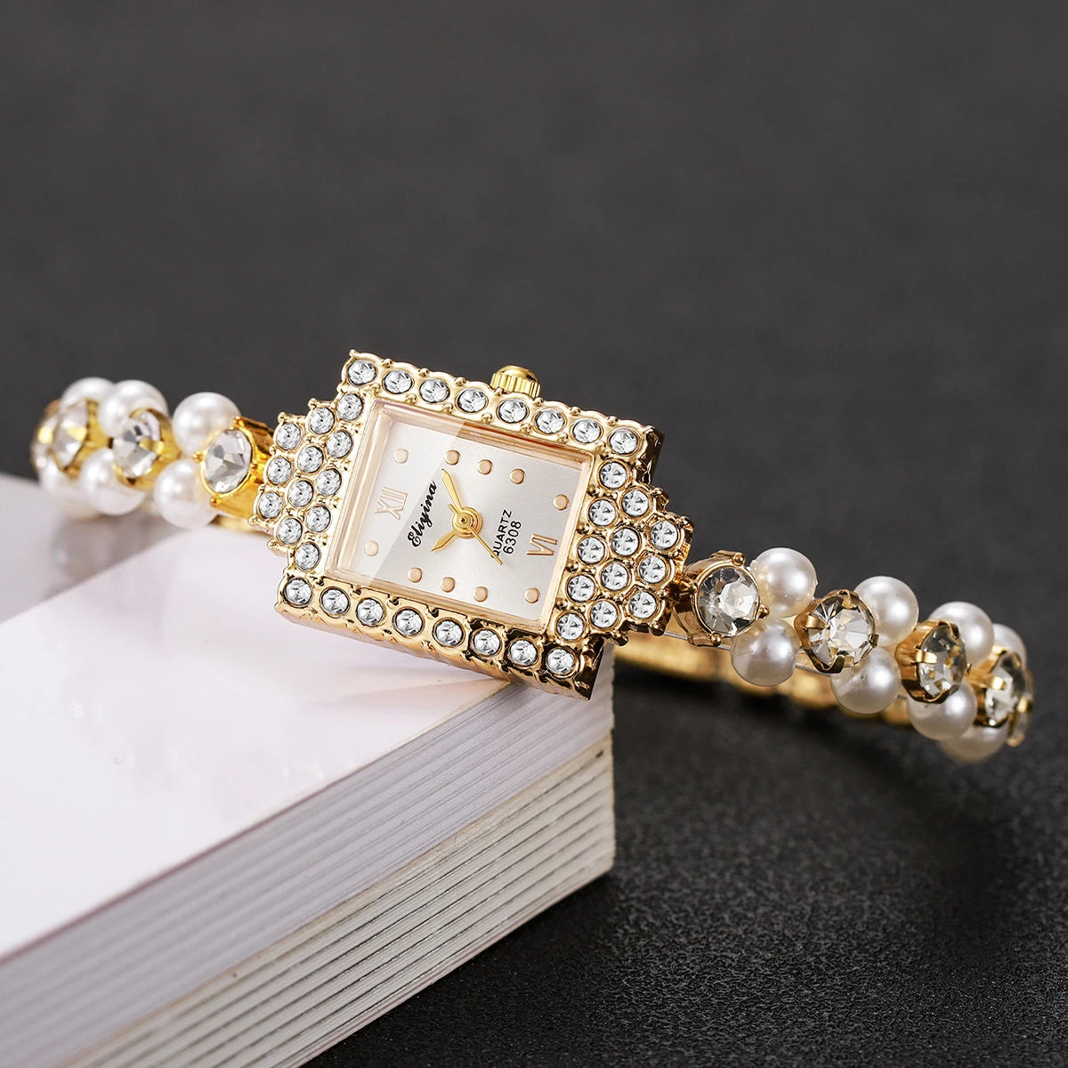 طقم ساعة يد نسائية أنيقة مكون من نصف ساعة، مرصعة بأحجار الراين، ذات مينا مستطيل، وسوار من اللؤلؤ (بدون علبة).