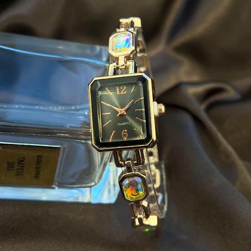 ساعة نسائية أنيقة ذات علبة مستطيلة رائعة وسوار مرصع بالألماس الملون، تعمل بالكوارتز، مناسبة للارتداء اليومي.