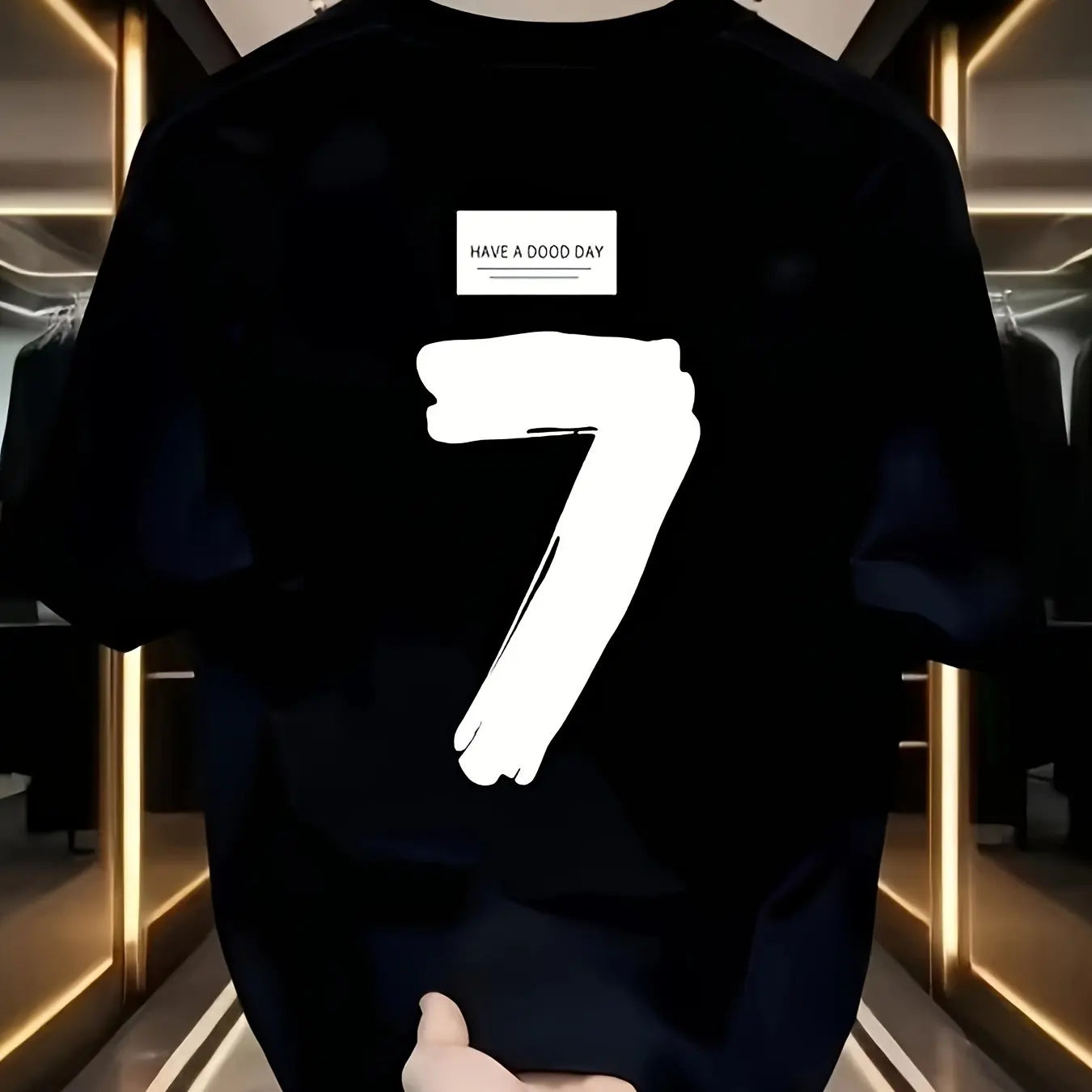 تيشيرت رجالي صيفي مصنوع من القطن الخالص 100%، بتصميم عصري وعصري، مناسب للرياضة والأنشطة غير الرسمية، بقصة فضفاضة وطبعة مميزة، وياقة دائرية وأكمام قصيرة.