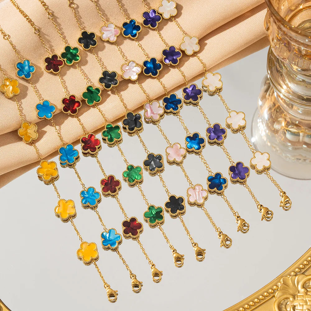 سوار أنيق من الفولاذ المقاوم للصدأ 316L بتصميم زهرة الحظ ذات الخمس بتلات، مثالي للحفلات، مزين بزهر البرقوق وزهرة البرسيم ذات الخمس أوراق. قطعة مجوهرات رائعة.