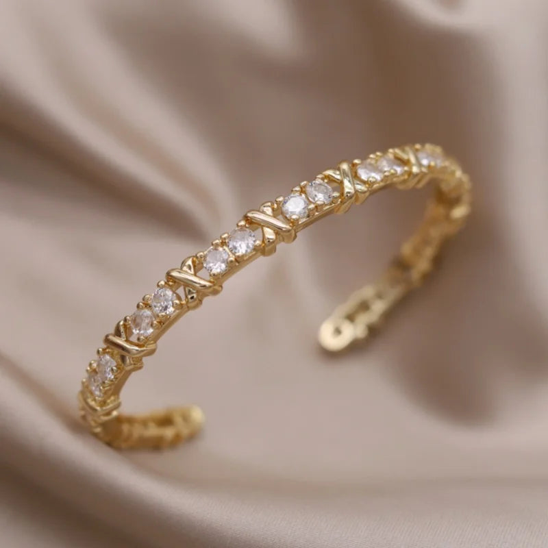 2024 تصميم جديد فرنسي مجوهرات الأزياء مطلية بلونين الزركون حرف X سوار افتتاحي أنيق للنساء إكسسوارات العمل اليومية