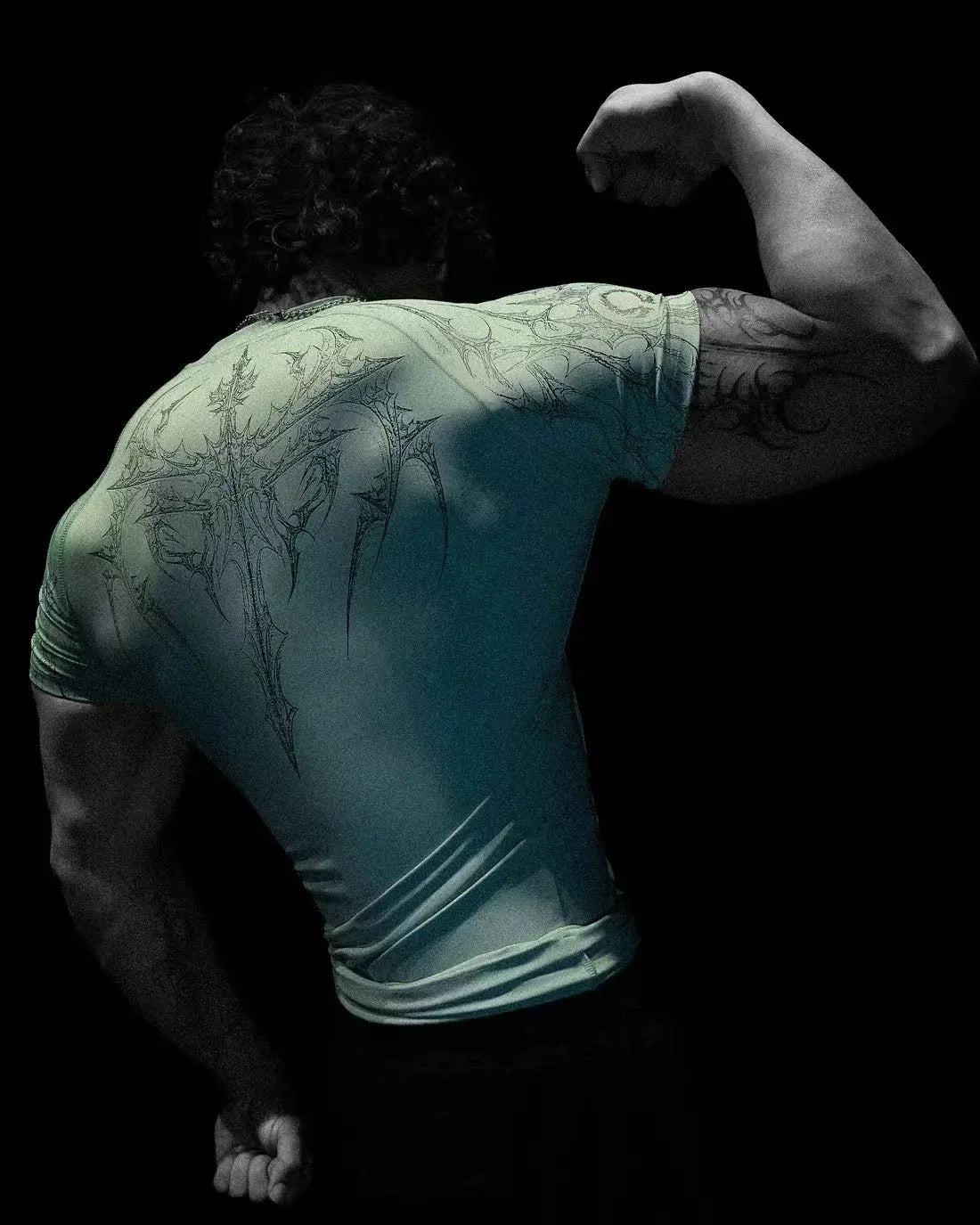 تي شيرت رياضي رجالي بطبعة قوطية داكنة، تي شيرت عضلي عالي المرونة وسريع الجفاف للتدريب على كمال الأجسام صيف 2025