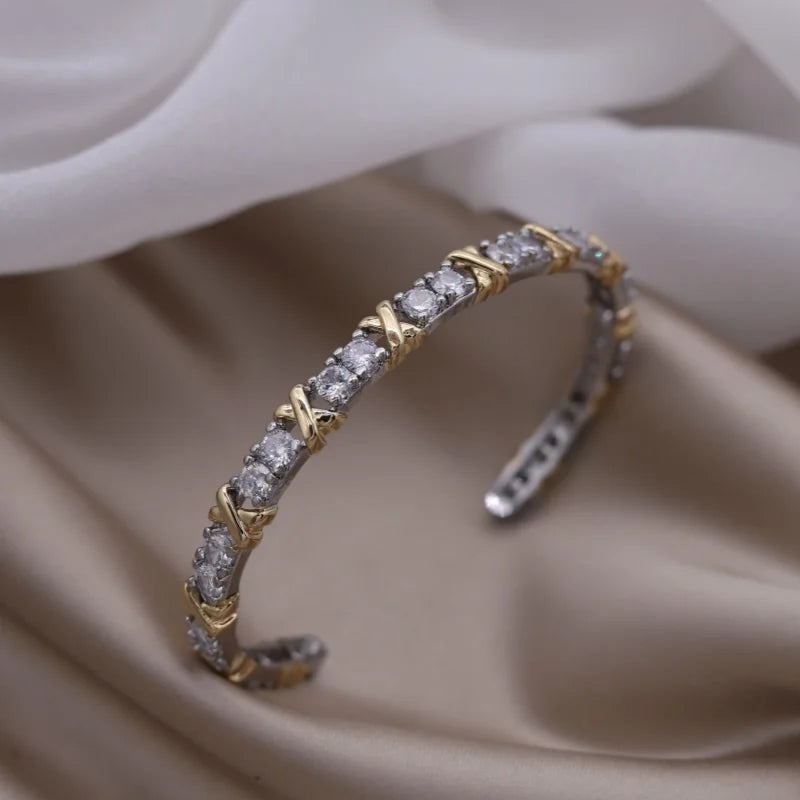 2024 تصميم جديد فرنسي مجوهرات الأزياء مطلية بلونين الزركون حرف X سوار افتتاحي أنيق للنساء إكسسوارات العمل اليومية