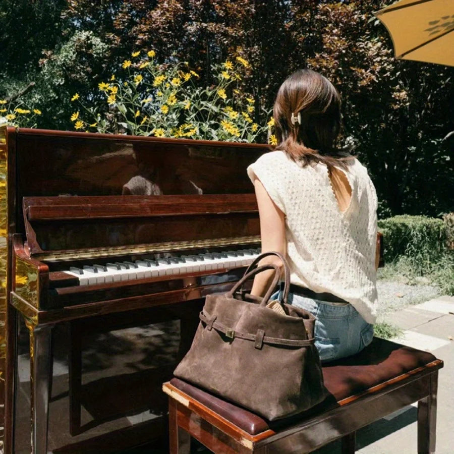 حقيبة حمل نسائية جديدة من الجلد المدبوغ غير اللامع مع مشبك حزام، بتصميم عصري لخريف وشتاء 2025، مناسبة للتنقلات اليومية.