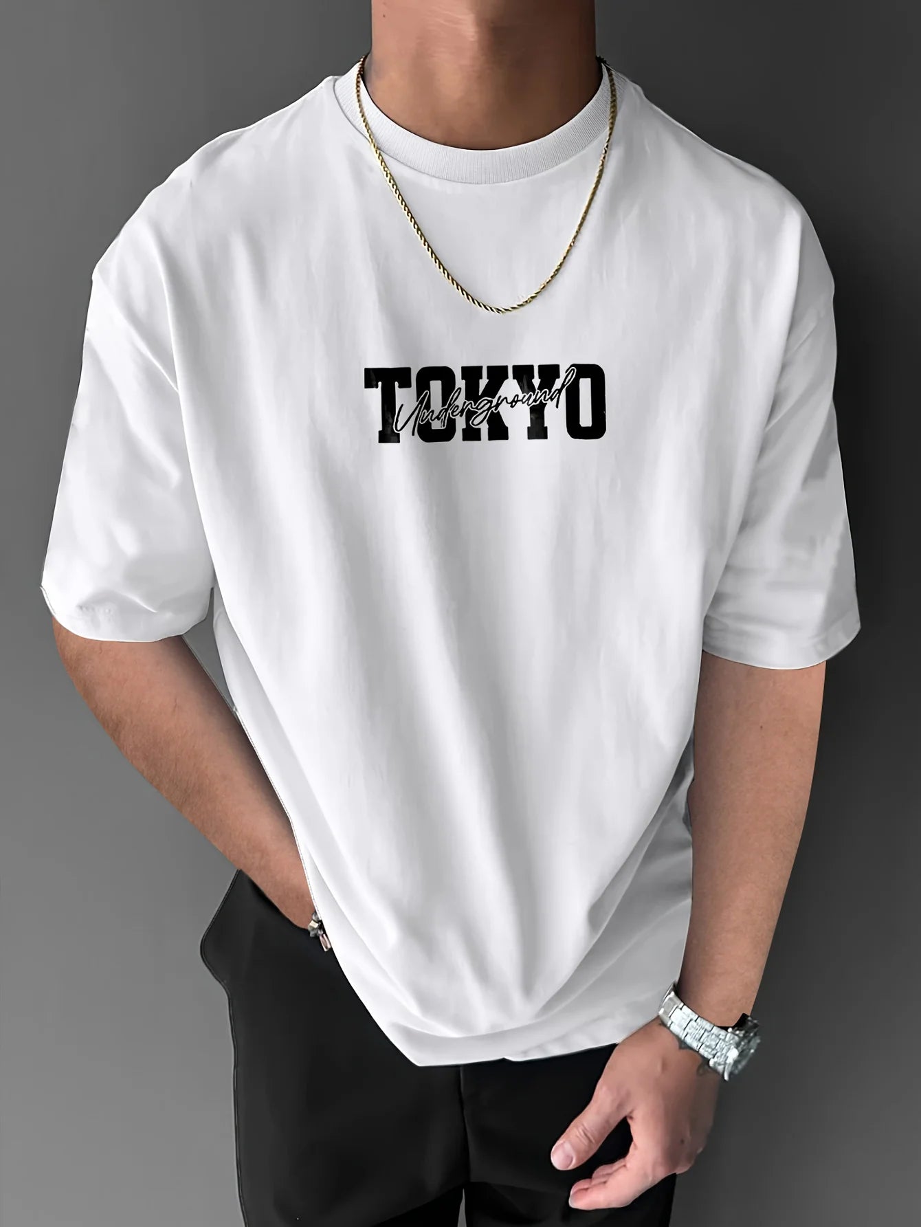 تيشيرت رجالي برسومات أنمي مستوحاة من مترو أنفاق طوكيو، باللونين الأسود والأبيض، بأكمام قصيرة، مناسب للأنشطة الخارجية والصيفية.