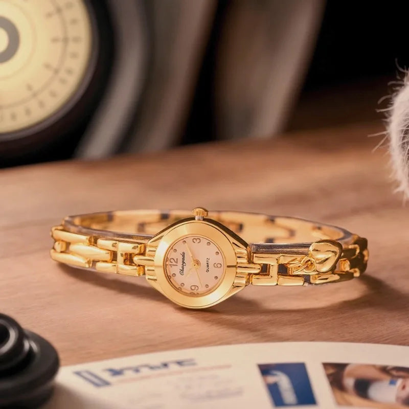 ساعة يد نسائية فاخرة بسوار ذهبي، مينا صغير، كوارتز، ساعة أنيقة للنساء، هدية عصرية.