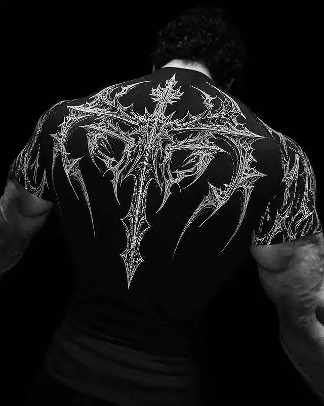 تي شيرت رياضي رجالي بطبعة قوطية داكنة، تي شيرت عضلي عالي المرونة وسريع الجفاف للتدريب على كمال الأجسام صيف 2025