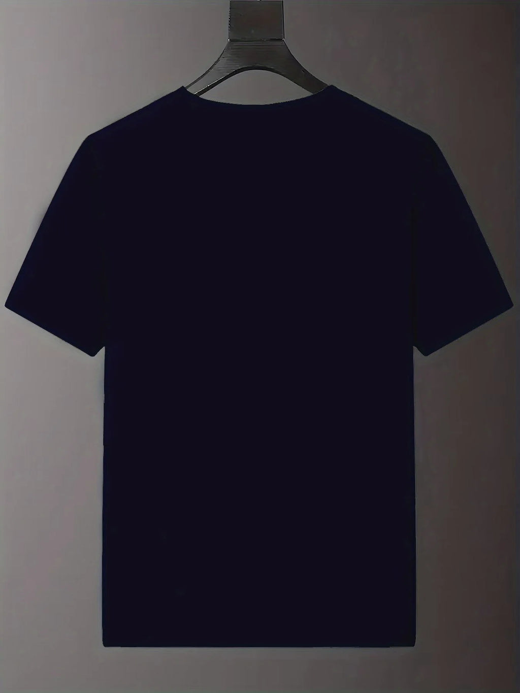 تيشيرت رجالي صيفي عالي الجودة مصنوع من القطن بنسبة 100%، بتصميم عصري وعصري، مناسب للرياضة والأنشطة غير الرسمية، بقصة فضفاضة وطبعة مميزة، وياقة دائرية وأكمام قصيرة.