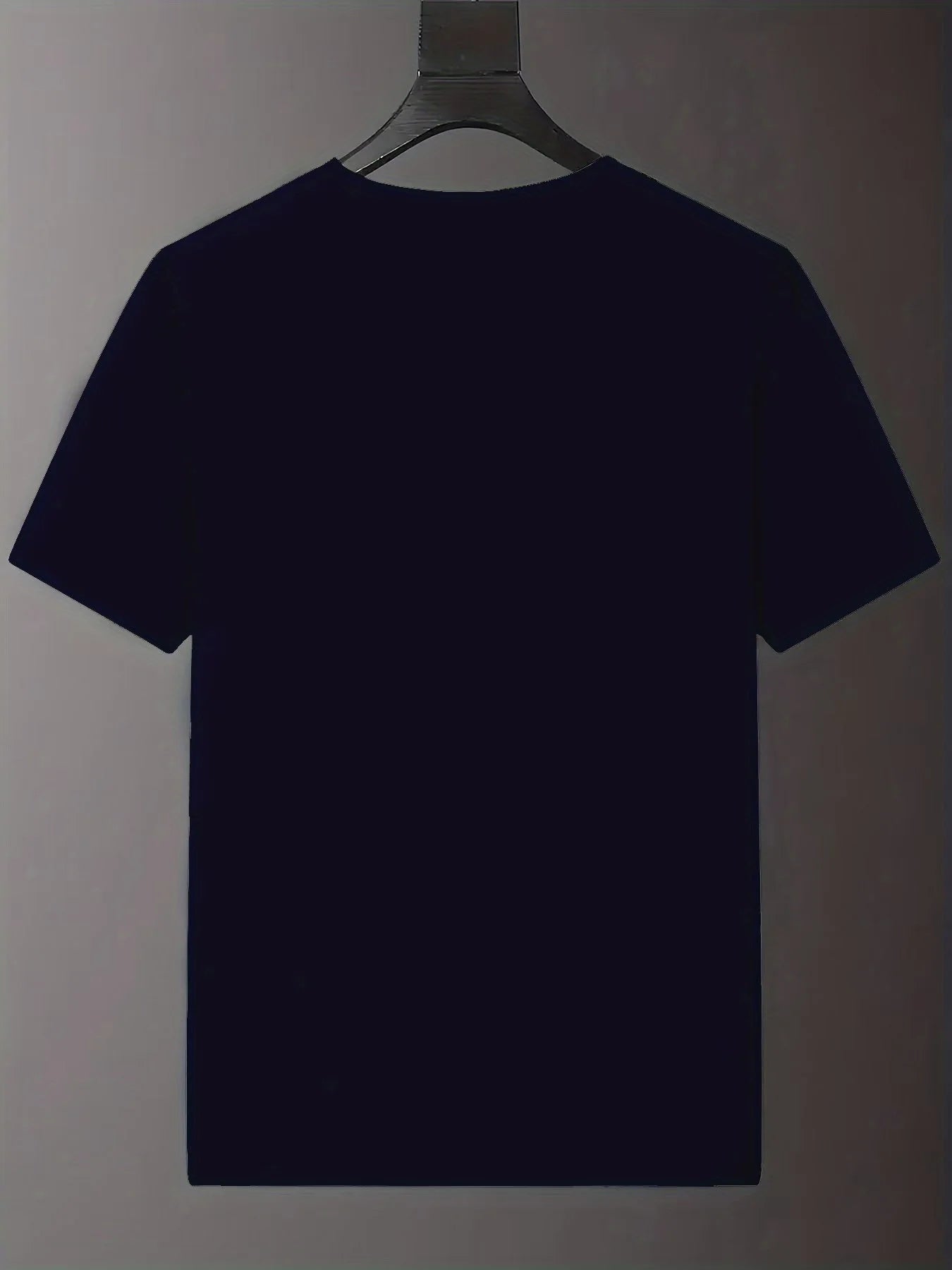 تيشيرت رجالي صيفي عالي الجودة مصنوع من القطن بنسبة 100%، بتصميم عصري وعصري، مناسب للرياضة والأنشطة غير الرسمية، بقصة فضفاضة وطبعة مميزة، وياقة دائرية وأكمام قصيرة.