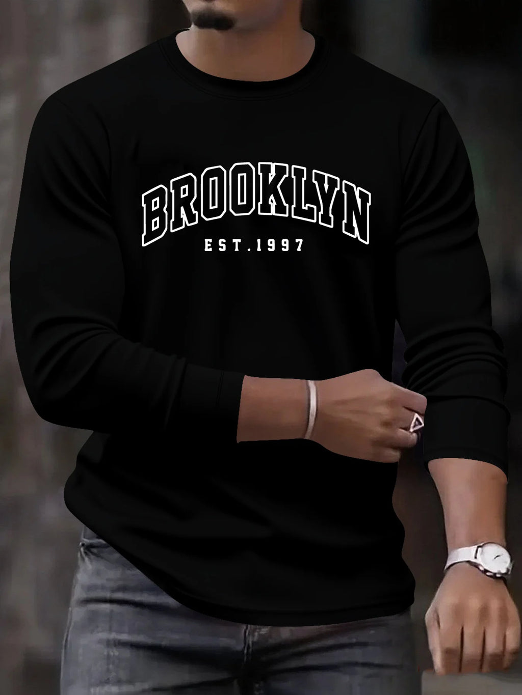 تيشيرت رجالي فضفاض بمقاسات كبيرة، مصنوع من القطن الخالص 100%، مريح وعصري، مناسب للارتداء اليومي والرياضي، مطبوع عليه حرف بوسطن، بياقة دائرية وأكمام طويلة.