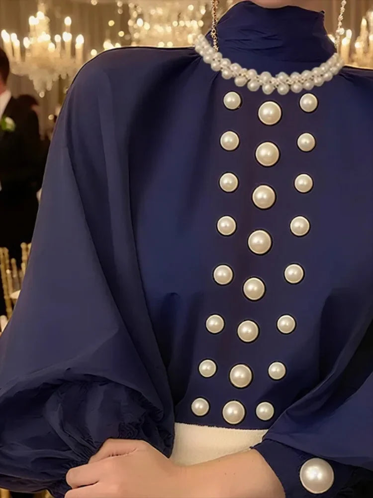 قميص نسائي جديد 2025 مزين باللؤلؤ بأكمام منتفخة ورقبة عالية وبلوزة أنيقة لحفلات المساء للسيدات