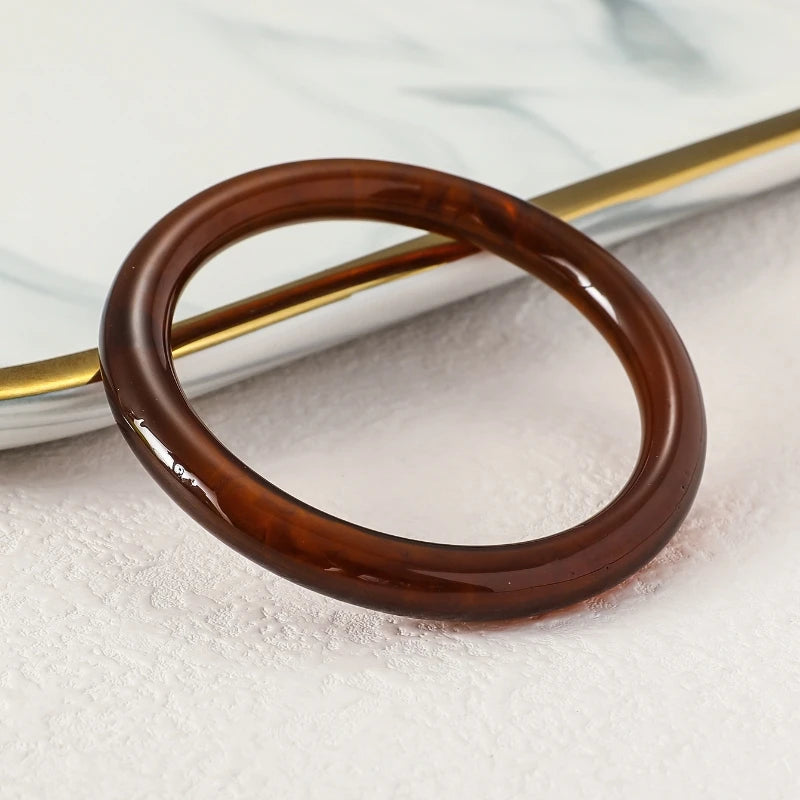 أساور KMVEXO ذات التصميم الكلاسيكي من الراتنج السميك باللون البني الداكن مع أكريليك، أساور هندسية غير منتظمة للنساء والرجال