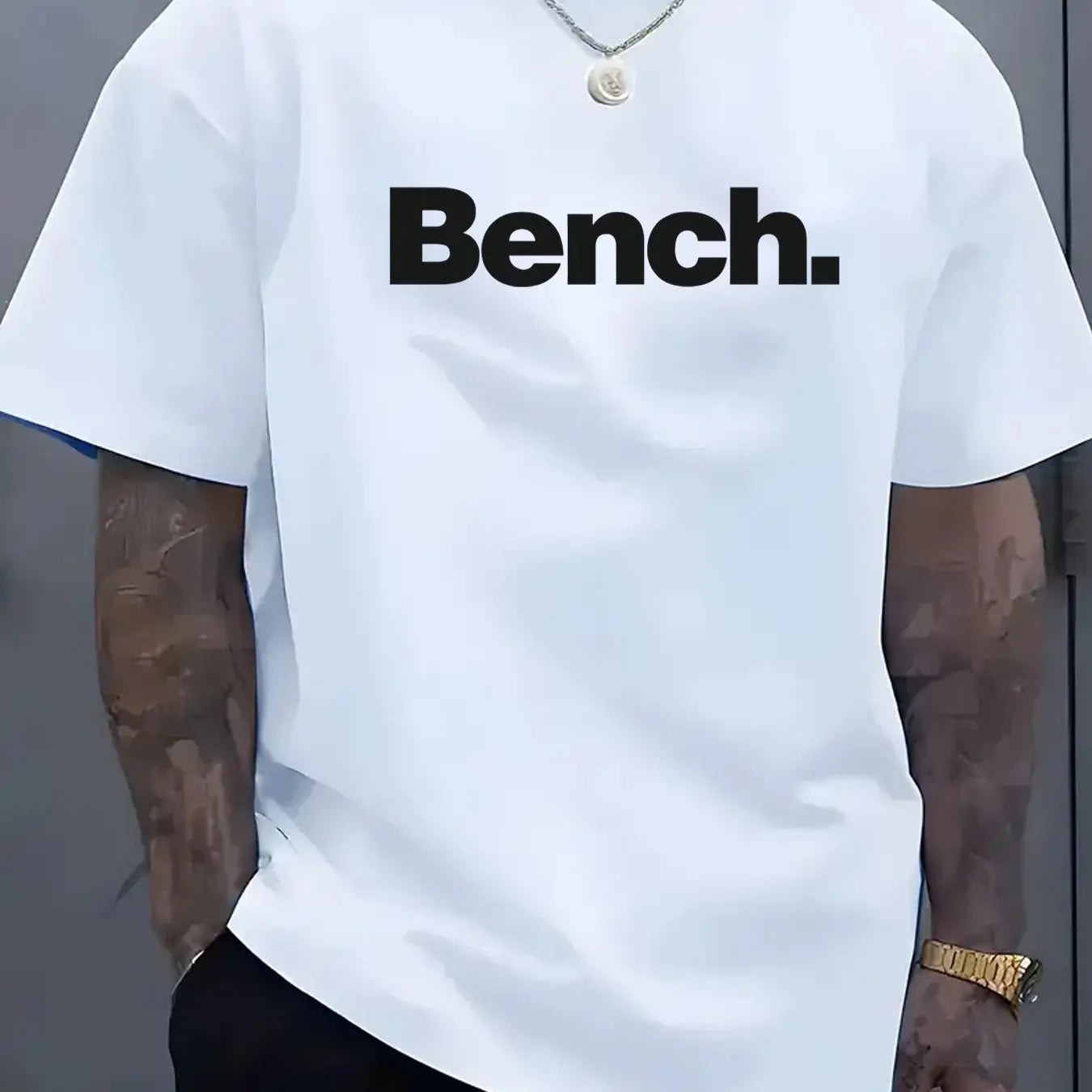 تيشيرت رجالي صيفي عالي الجودة مصنوع من القطن بنسبة 100%، بتصميم عصري وعصري، مناسب للرياضة والأنشطة غير الرسمية، بقصة فضفاضة وطبعة مميزة، وياقة دائرية وأكمام قصيرة.