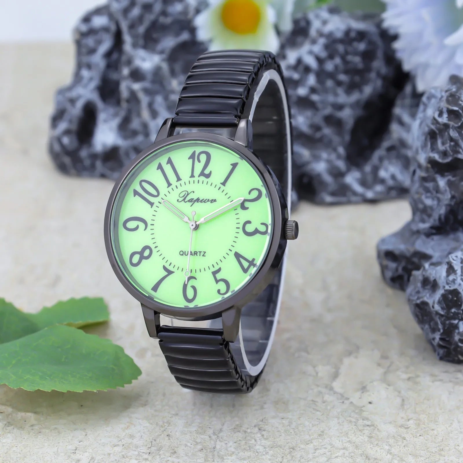 ساعة نسائية أنيقة، مناسبة لكبار السن، بسوار مطاطي، وإضاءة خلفية، وحركة كوارتز بسيطة، وأرقام عربية، ومينا كبير.