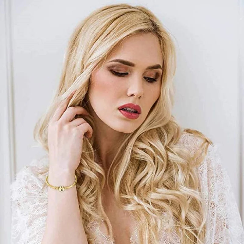 سوار أنيق للبنات من الفولاذ المقاوم للصدأ بلون ذهبي على شكل قلب مزين بحرف، أساور أنيقة مزينة بتعليقات حروف أبجدية للنساء