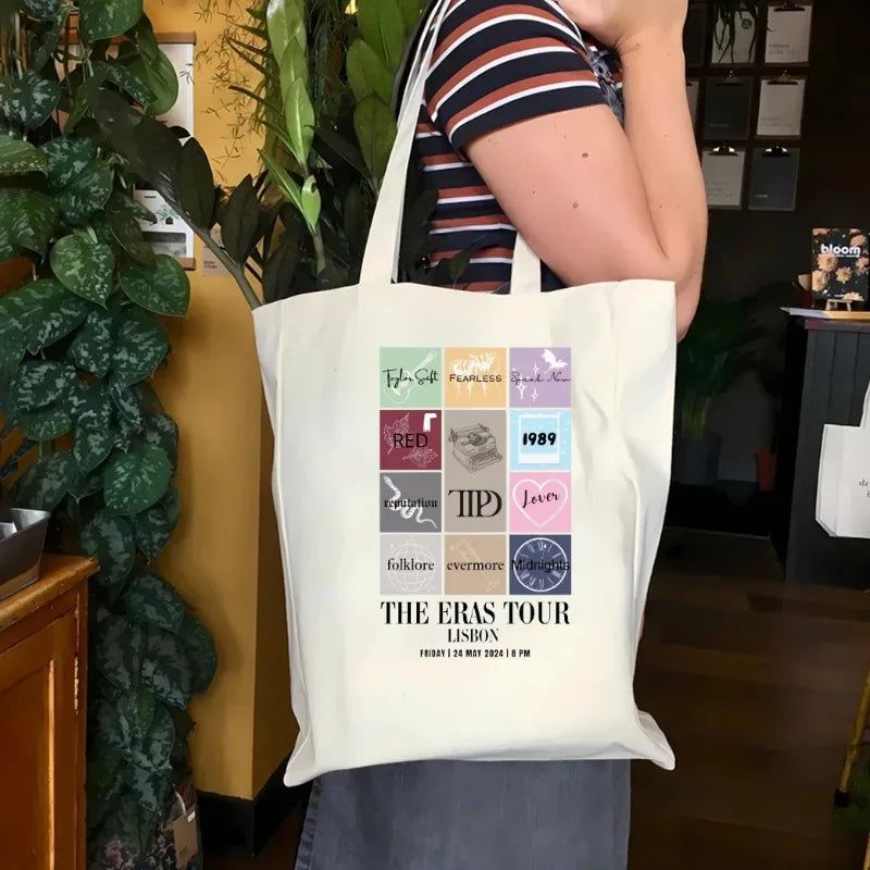 حقيبة تسوق مطبوعة عليها عبارة "Taylor New The Eras Tour Y2K" وحقيبة قماشية من إصدار Taylors وحقيبة تسوق من TTPD The Eras Tour وحقيبة تسوق من Swiftie وهدية من TS Merch