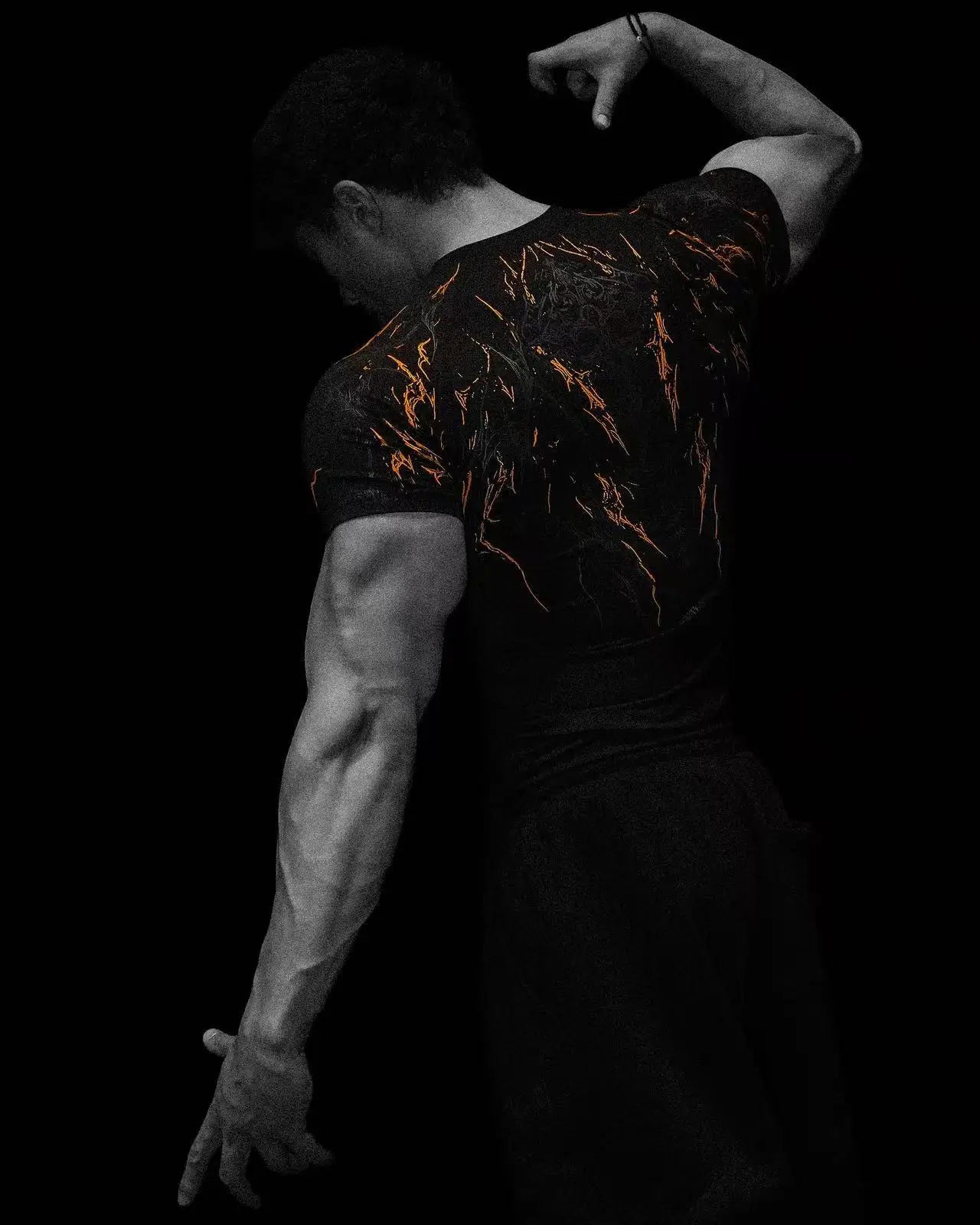 تي شيرت رجالي رياضي بأكمام قصيرة وعملي داكن اللون بتصميم وحش الليل الجديد المتقدم بتصميم قوطي تجريدي من عضلة الطوطم