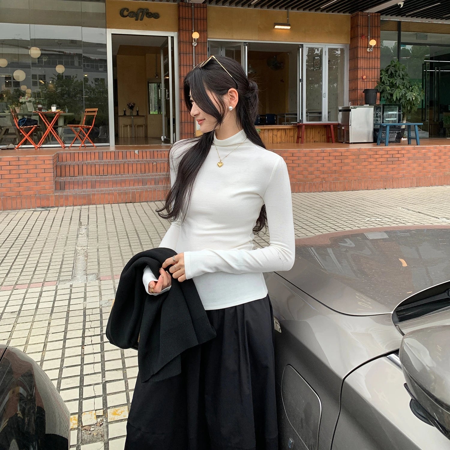 سترة نسائية محبوكة بيضاء برقبة مدورة للخريف والشتاء بأكمام طويلة وقاعدة كورية صلبة وقمصان علوية رفيعة للنساء 2025 جديدة