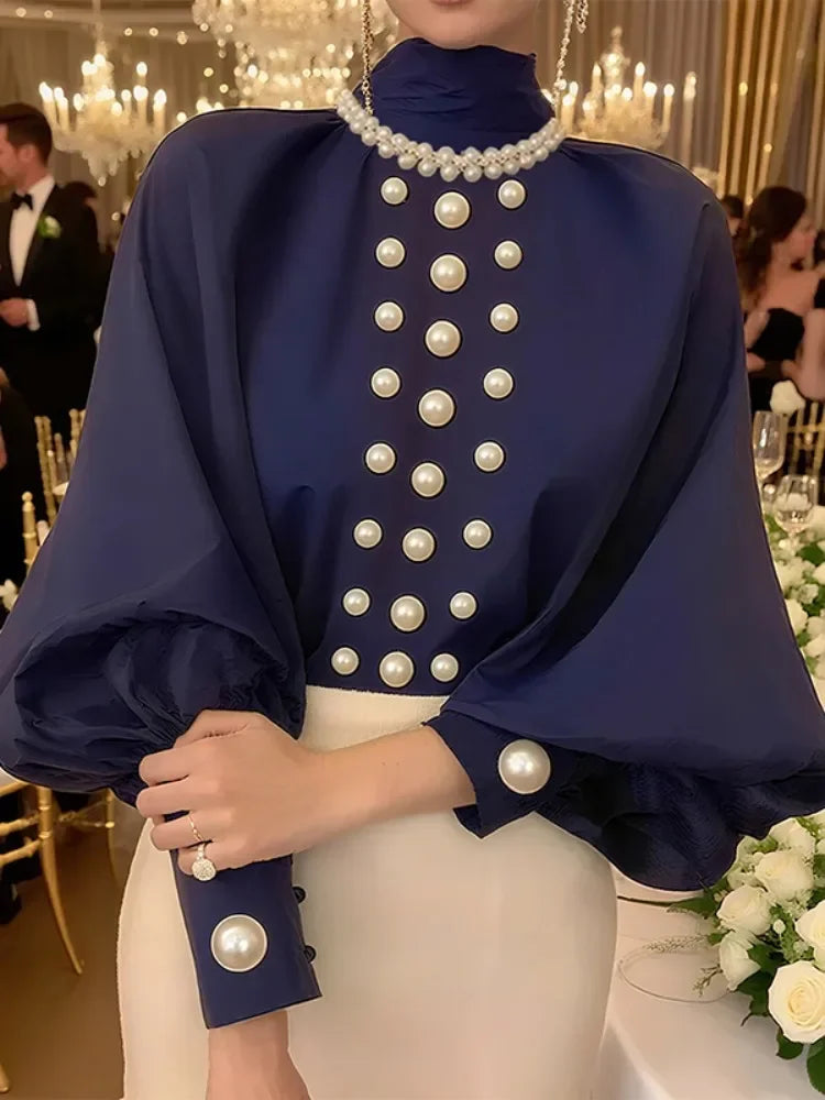 قميص نسائي جديد 2025 مزين باللؤلؤ بأكمام منتفخة ورقبة عالية وبلوزة أنيقة لحفلات المساء للسيدات