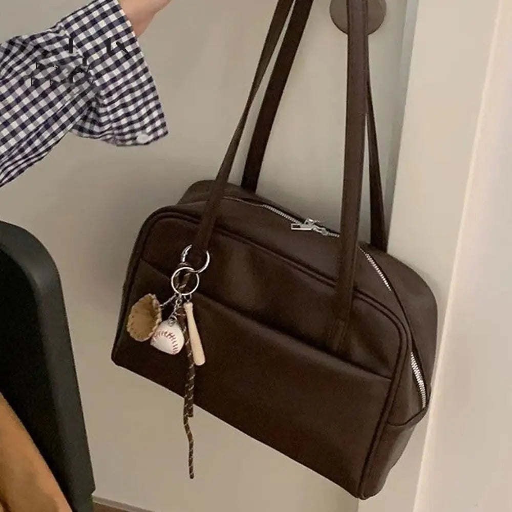 حقيبة كتف جلدية صناعية بتصميم كلاسيكي، حقيبة كروس بودي كبيرة السعة، حقيبة يد مزينة بقلادة، حقيبة كتف