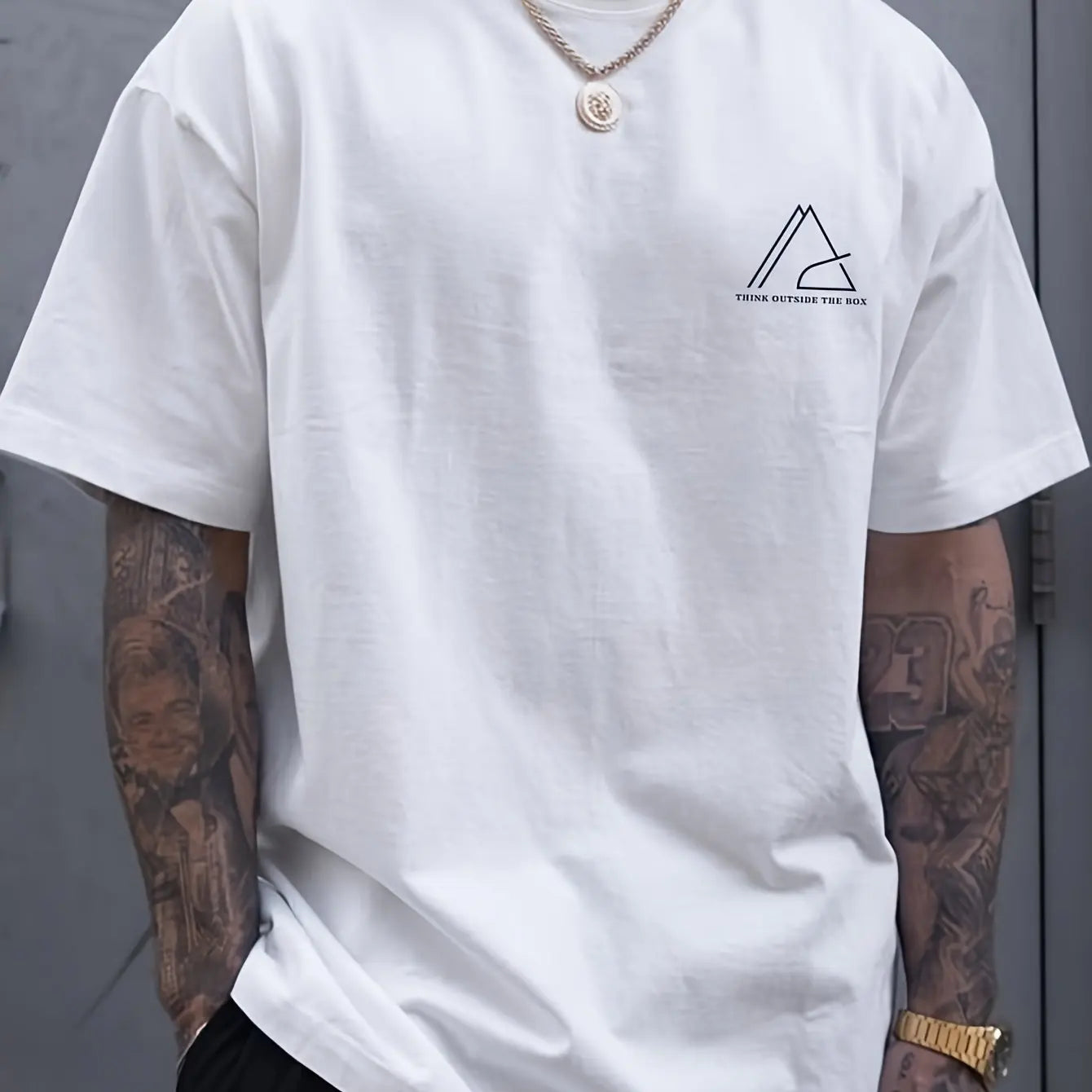 تيشيرت صيفي رجالي مريح وعملي، مصنوع من القطن الخالص 100%، بمقاسات واسعة، مطبوع عليه حروف هندسية، بياقة دائرية وأكمام قصيرة.