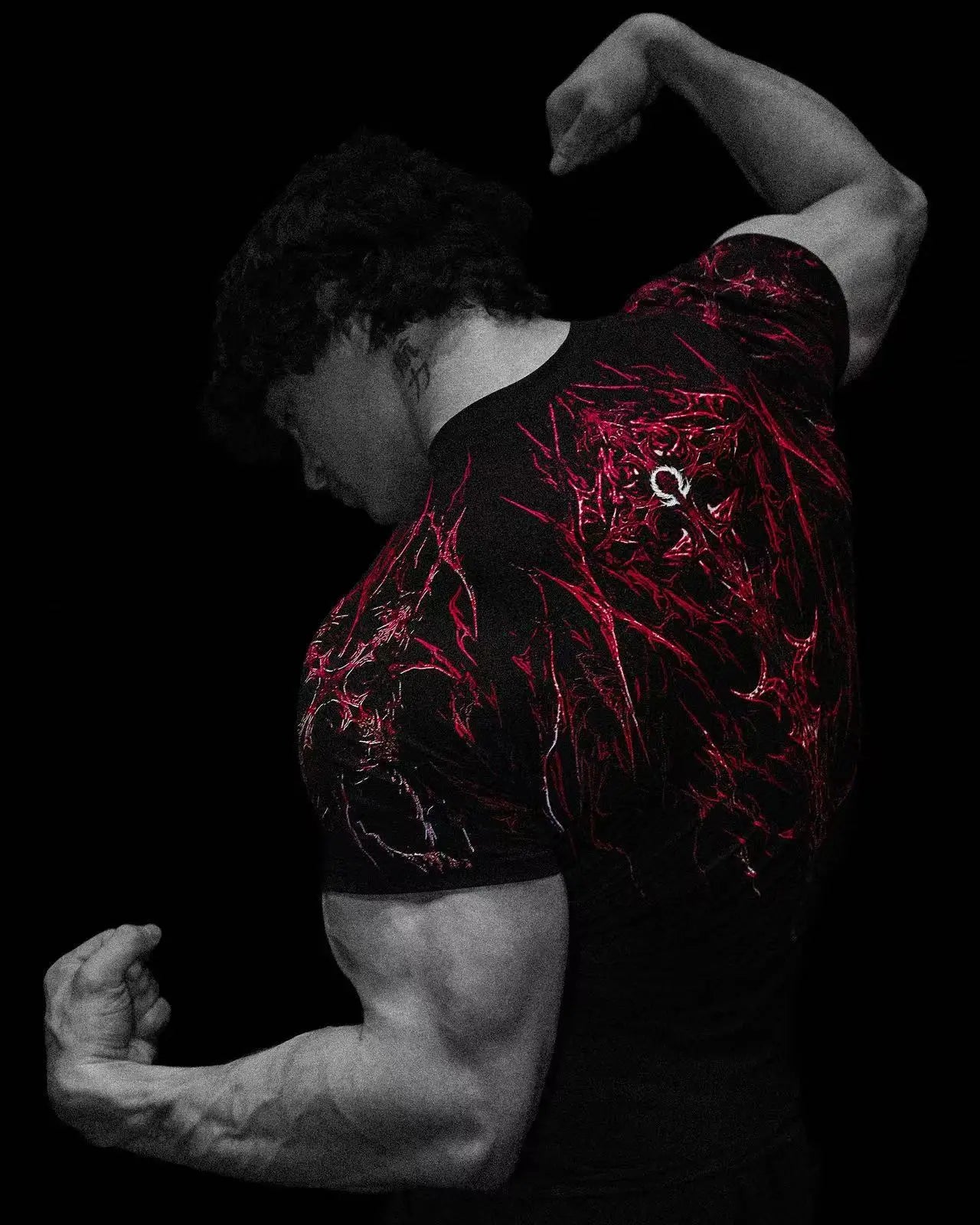 تي شيرت رجالي رياضي بأكمام قصيرة وعملي داكن اللون بتصميم وحش الليل الجديد المتقدم بتصميم قوطي تجريدي من عضلة الطوطم