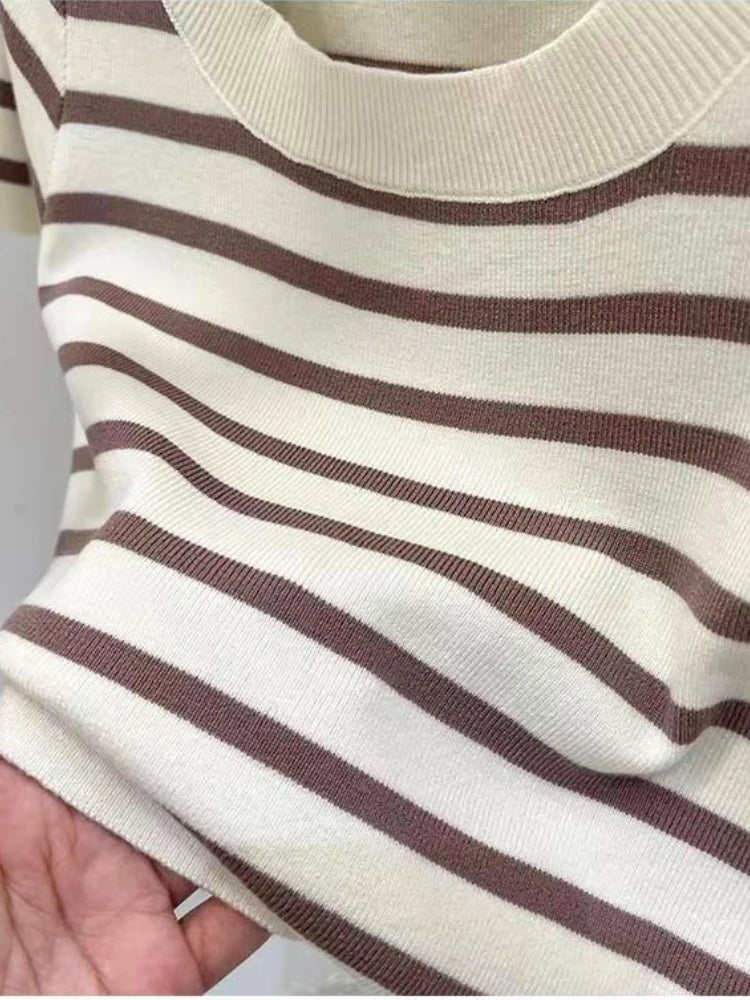 تيشيرت نسائي مخطط بأكمام قصيرة، بقصة ضيقة، بياقة دائرية، محبوك، مناسب للارتداء اليومي، رياضي، مستوحى من موضة الألفية الجديدة.