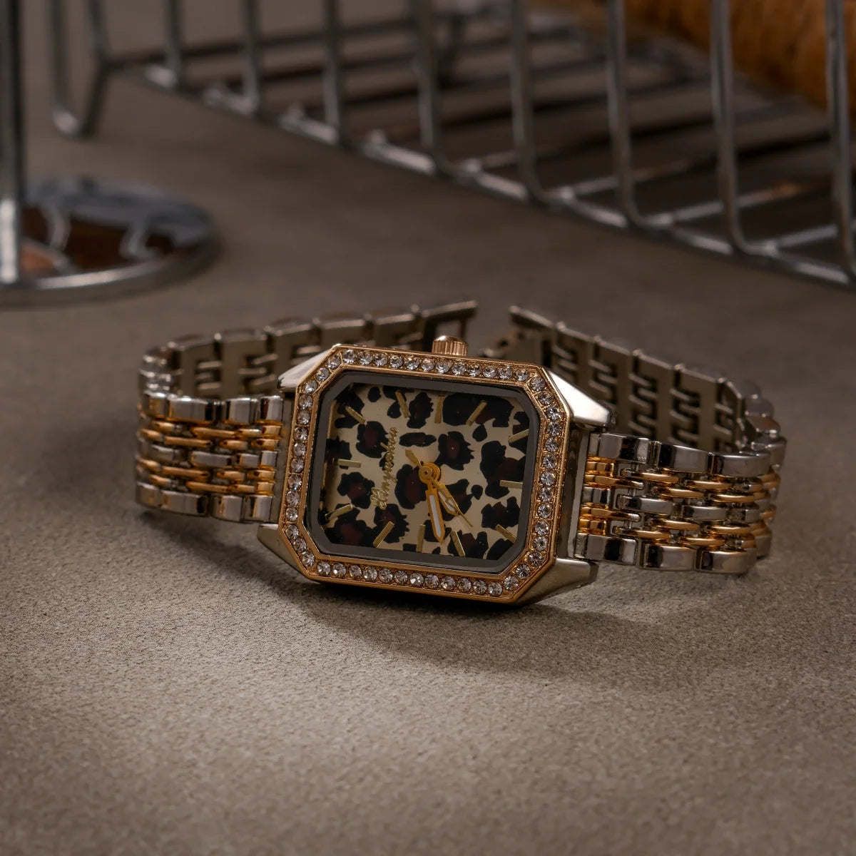 ساعة نسائية أنيقة، مينا بنقشة جلد النمر، إطار مرصع بأحجار الراين، سوار من سبائك الزنك، ساعة زينة للحفلات والسهرات