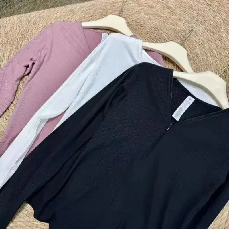 قميص رياضي نسائي ضيق أسود سادة بأكمام طويلة لممارسة تمارين اليوجا والبيلاتس واللياقة البدنية سريع الجفاف وفتحة رقبة على شكل حرف V