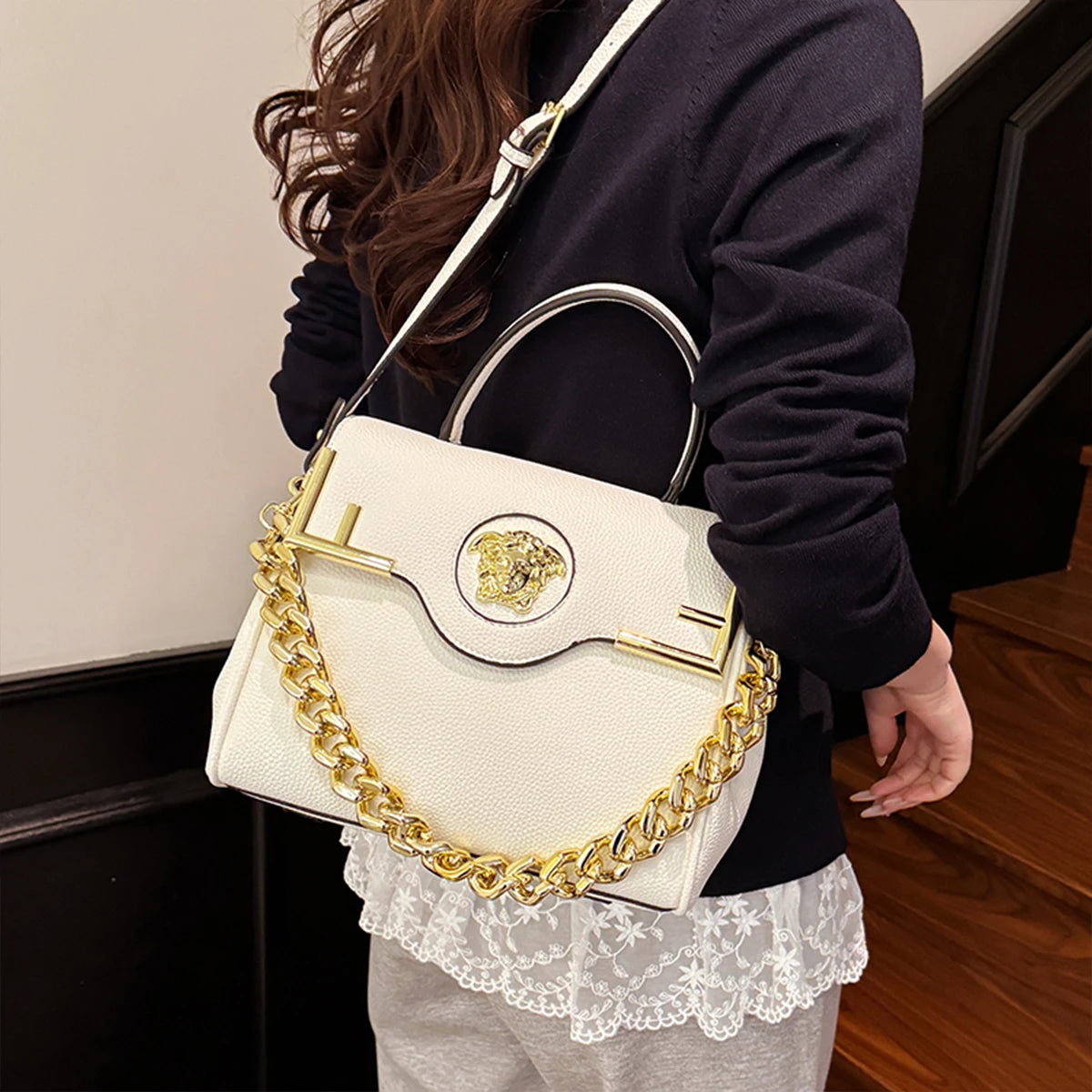 حقيبة يد أنيقة فاخرة مستوحاة من ميدوسا مصنوعة من الجلد الصناعي بسعة كبيرة مزودة بسلسلة مغناطيسية وحزام قابل للتعديل وحقيبة كروس بودي للاستخدام اليومي