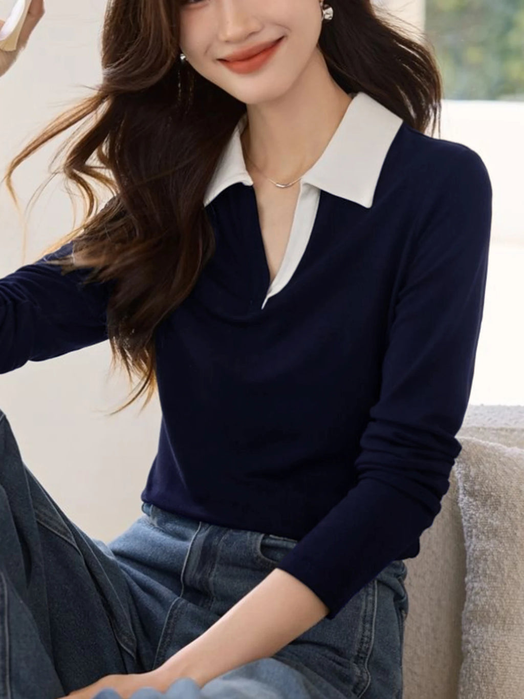 قميص بولو نسائي بلون سادة بأكمام طويلة وتصميم متباين عند الرقبة، مناسب للربيع والخريف، ملابس كاجوال يومية محبوكة.