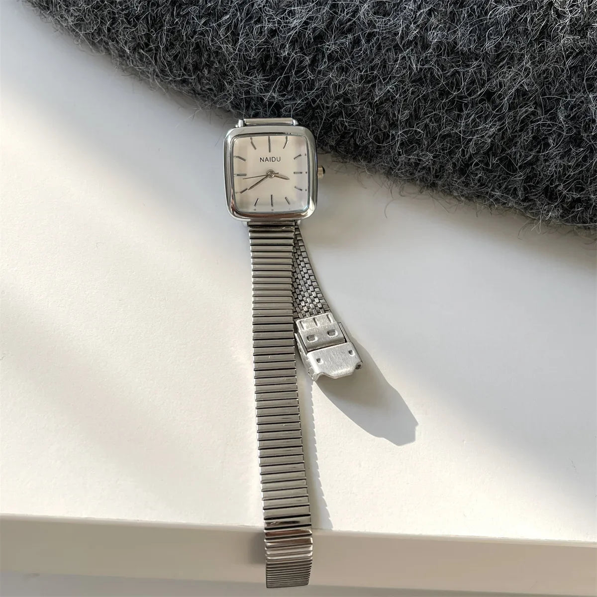 ساعة يد نسائية بسيطة كوارتز بتصميم كلاسيكي فاخر، هدية مثالية، ساعات نسائية بمينا صغير وسوار قابل للتعديل من الفولاذ المقاوم للصدأ.