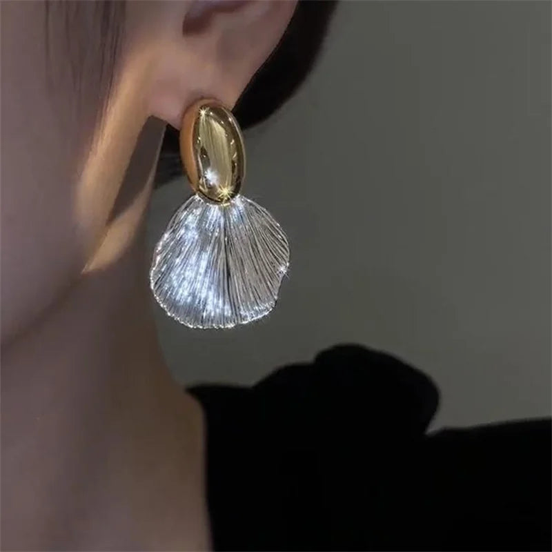 أقراط صدفية كبيرة معدنية فضية اللون بتصميم عتيق جديد لعام 2023، مناسبة للنساء، بتصميم عصري وهندسة هندسية، متوفرة بالجملة.