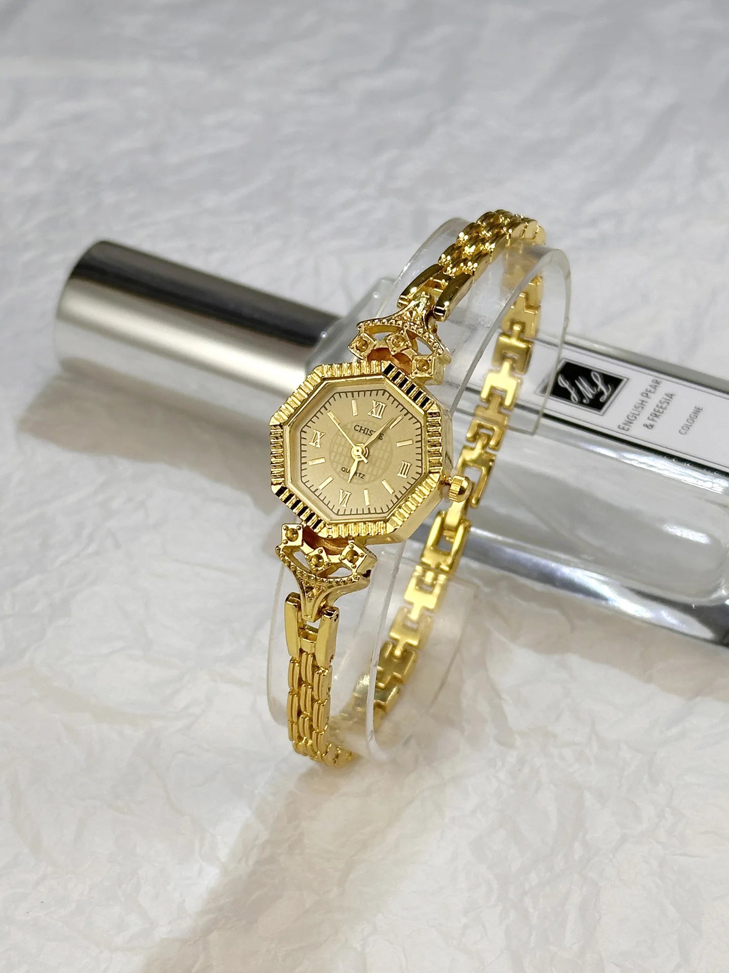 ساعة يد نسائية فاخرة من ماركة مشهورة، بمينا بيضاوي، أنيقة، صغيرة الحجم، بسوار ذهبي رفيع، تعمل بحركة كوارتز، هدية مثالية، خدمة توصيل مباشرة.