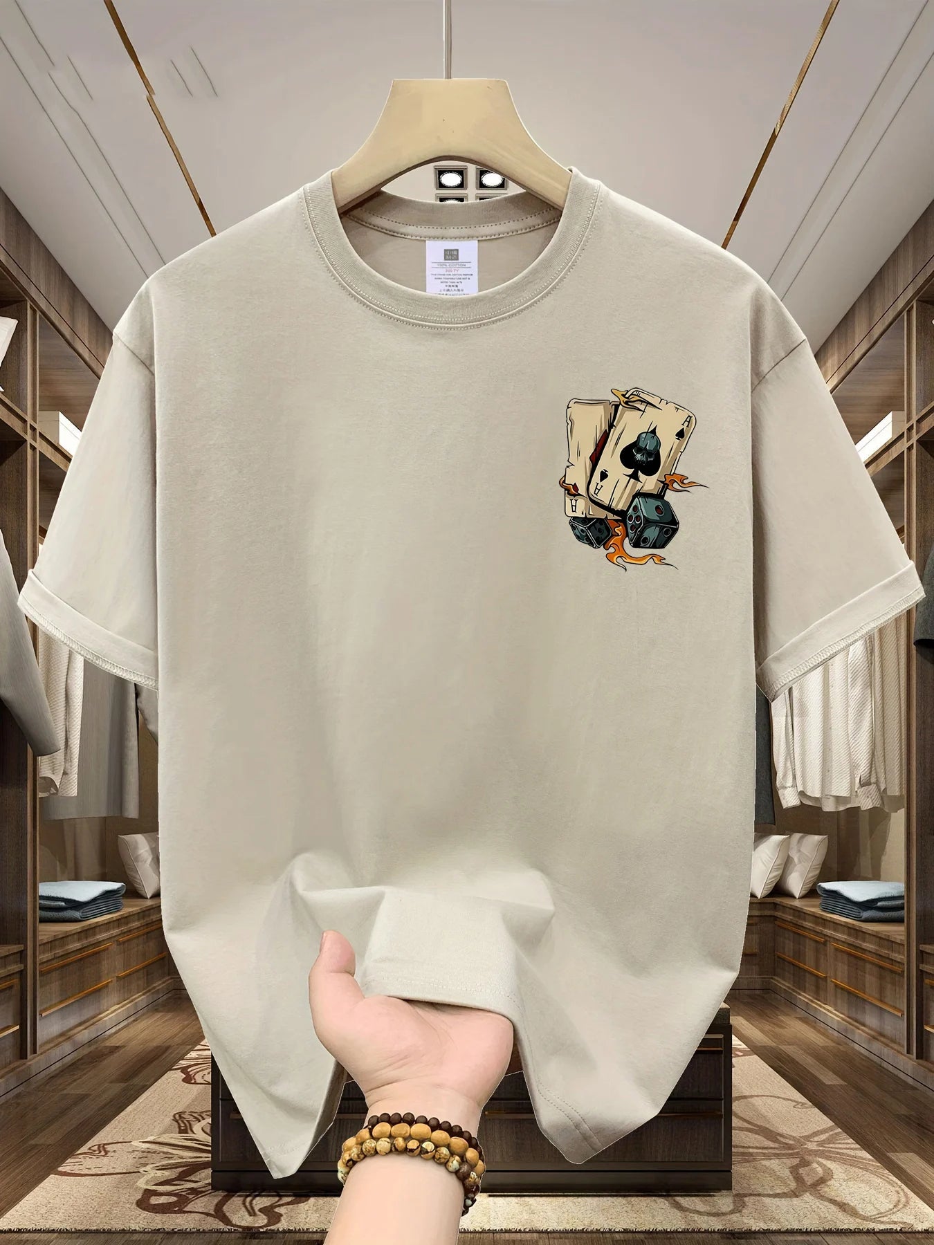 تيشيرت رجالي صيفي عصري فضفاض مطبوع عليه رسومات بوكر ونرد، مصنوع من القطن الخالص 100%، بياقة دائرية وأكمام قصيرة.